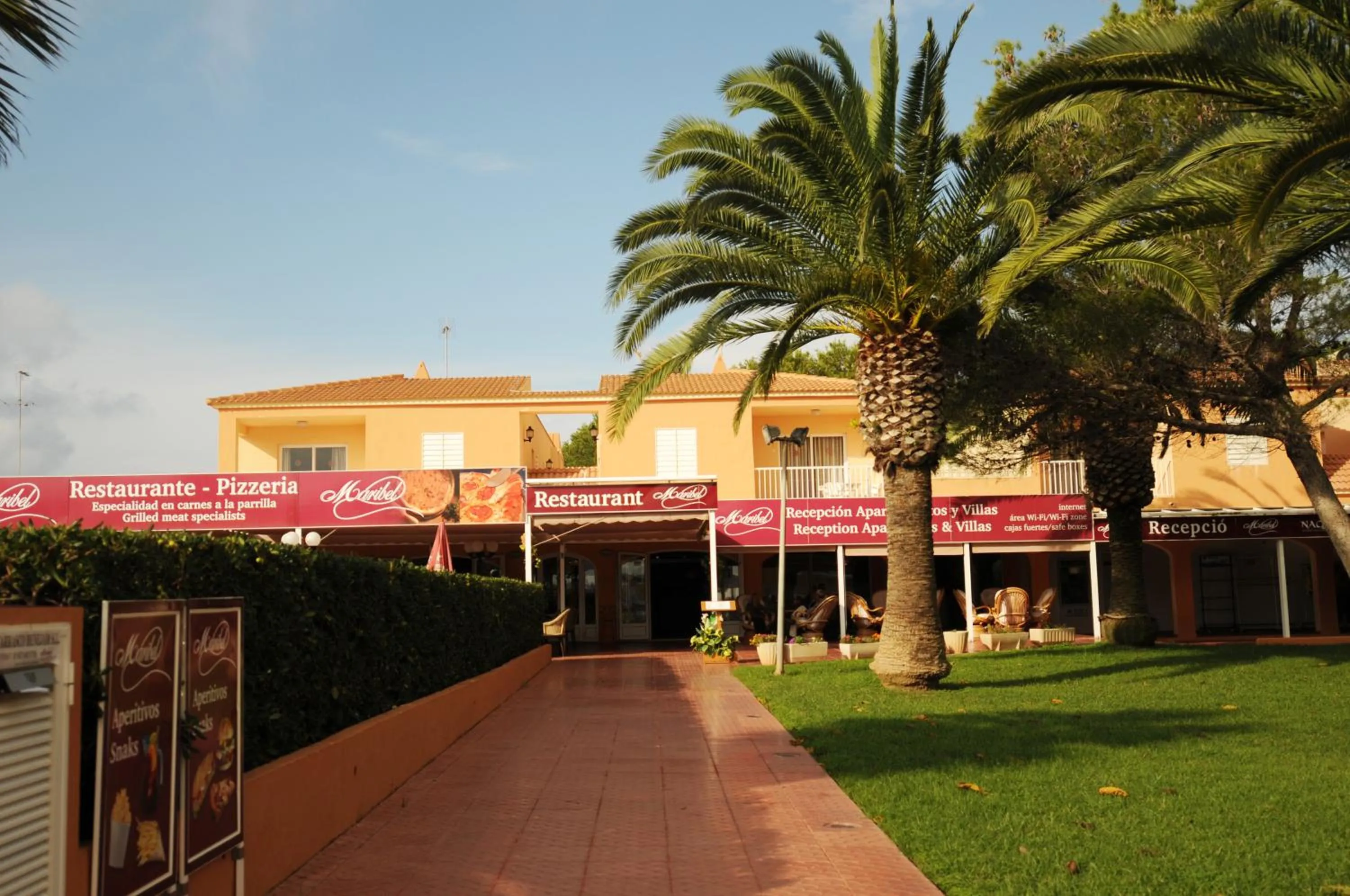 Facade/entrance in Apartamentos Maribel