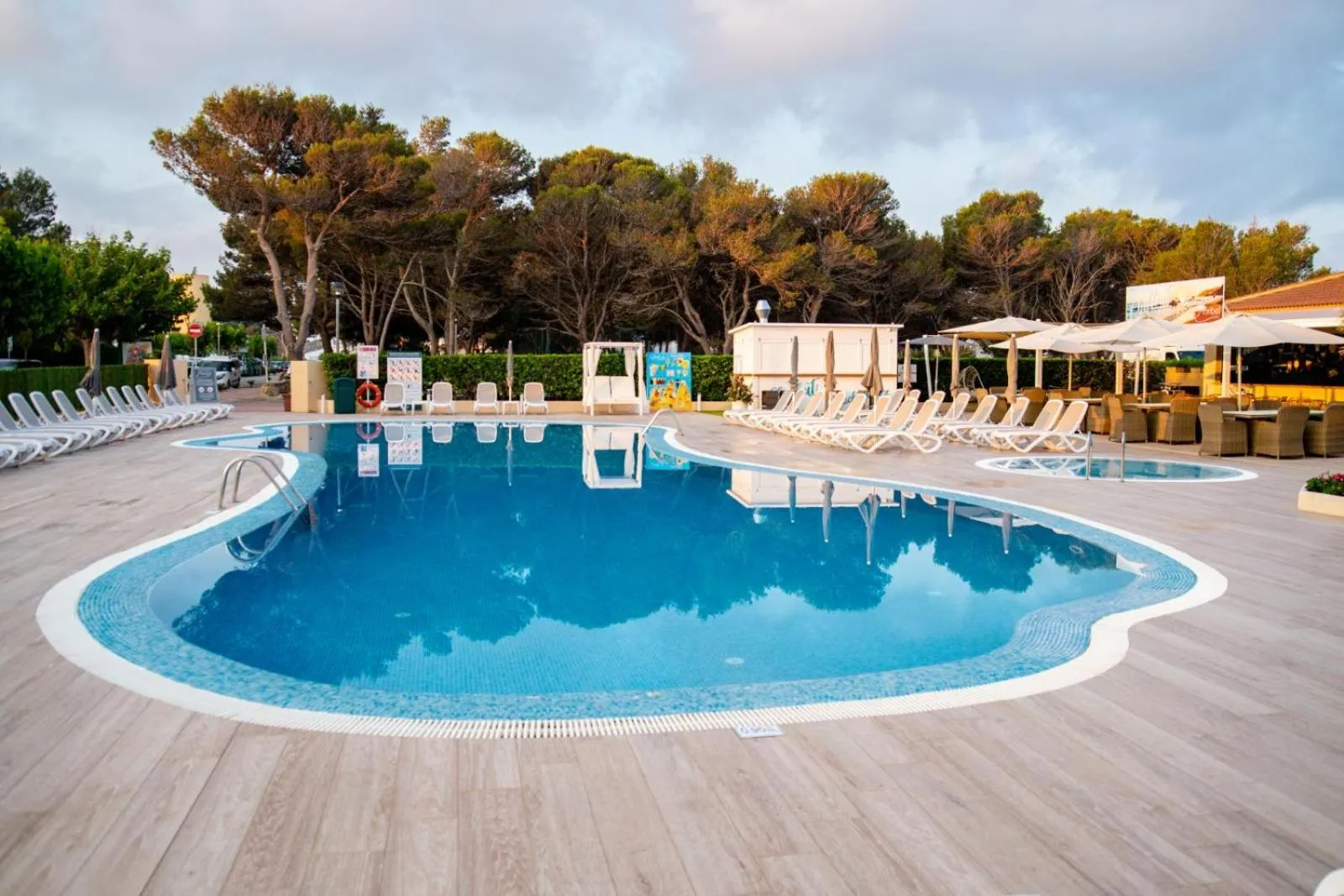 Swimming pool in Apartamentos Maribel