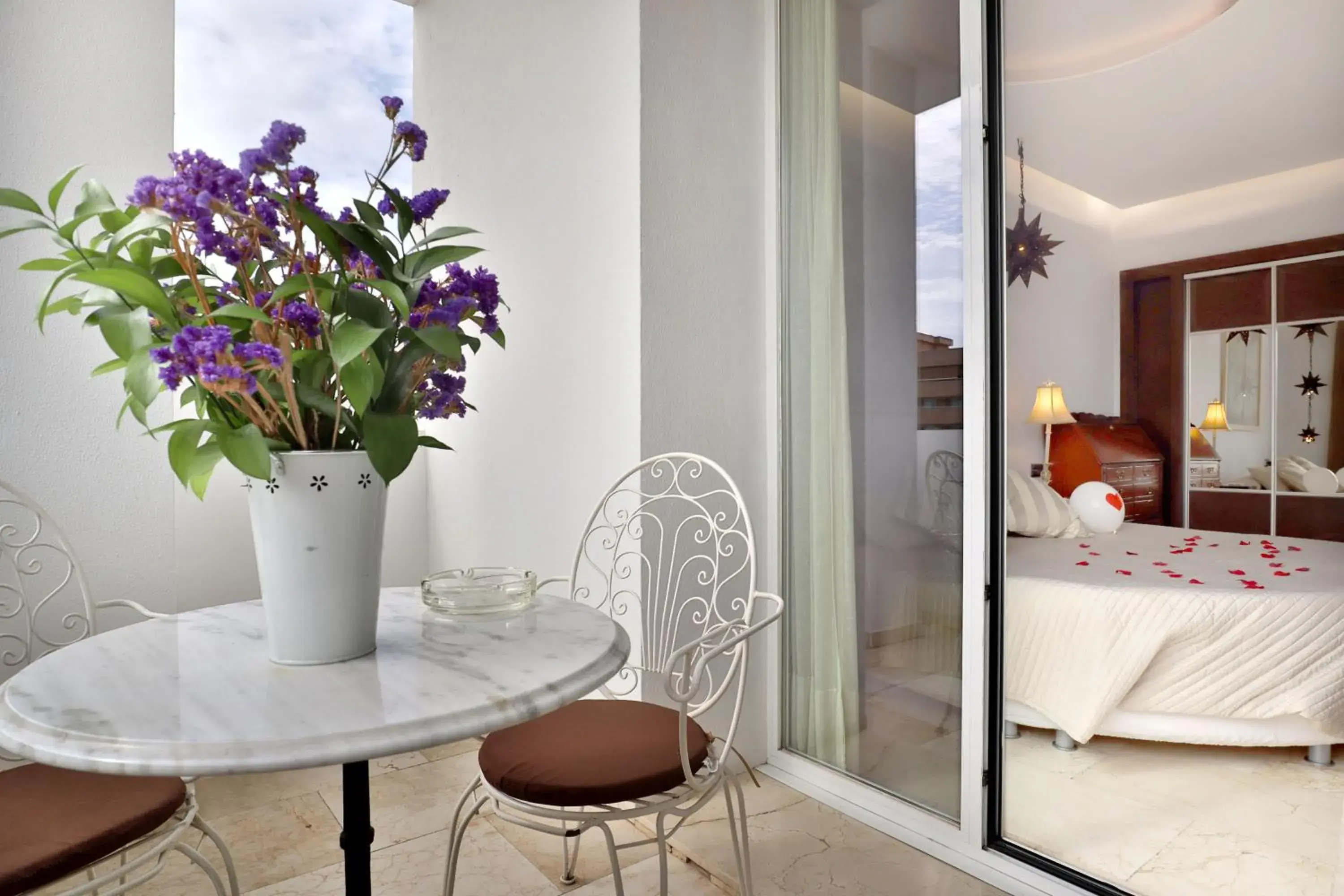 Bed in Hotel Oasis Bed in Hotel Oasis