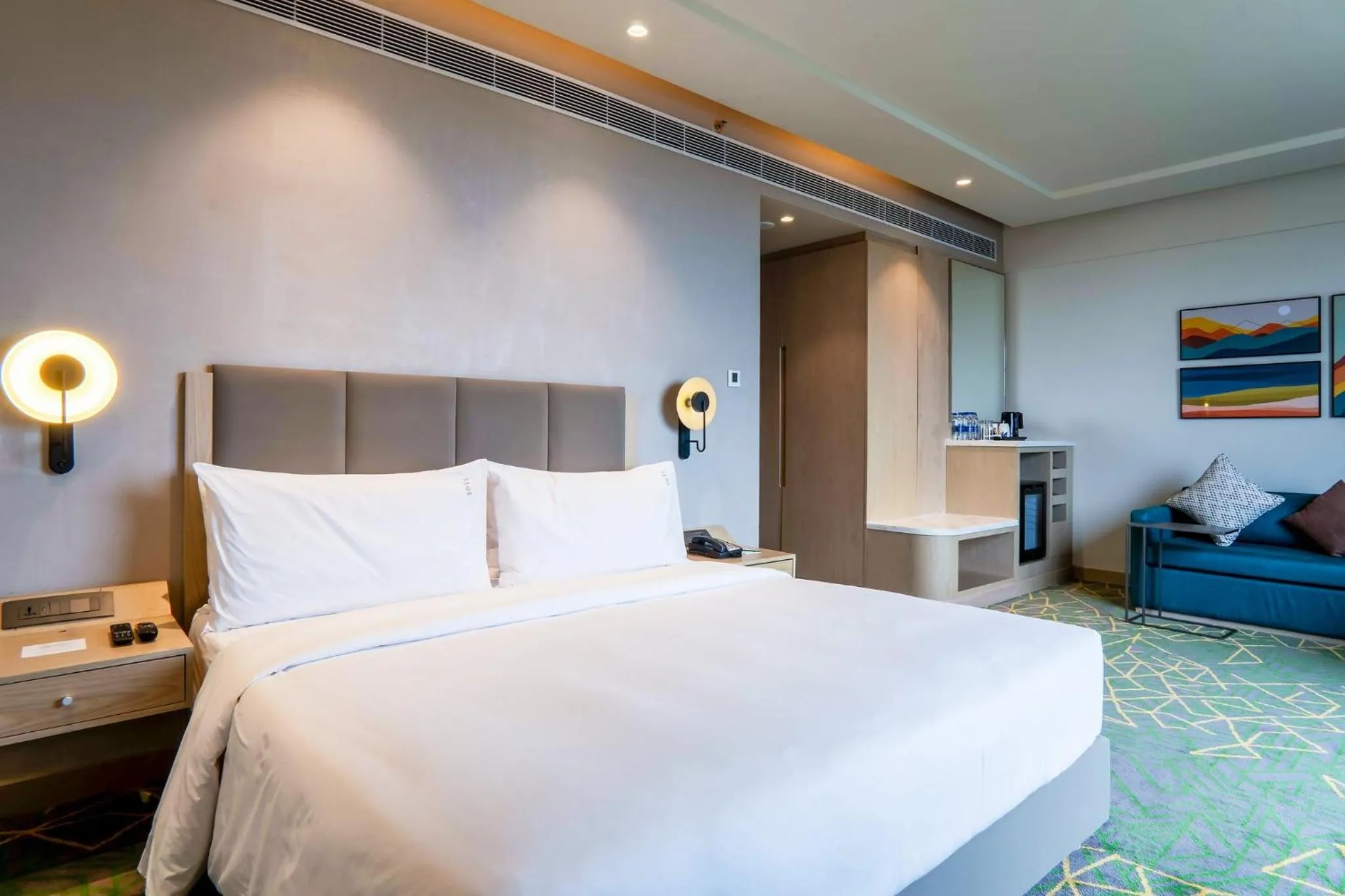 Photo of the whole room, Bed in Holiday Inn Katra Vaishno Devi by IHG