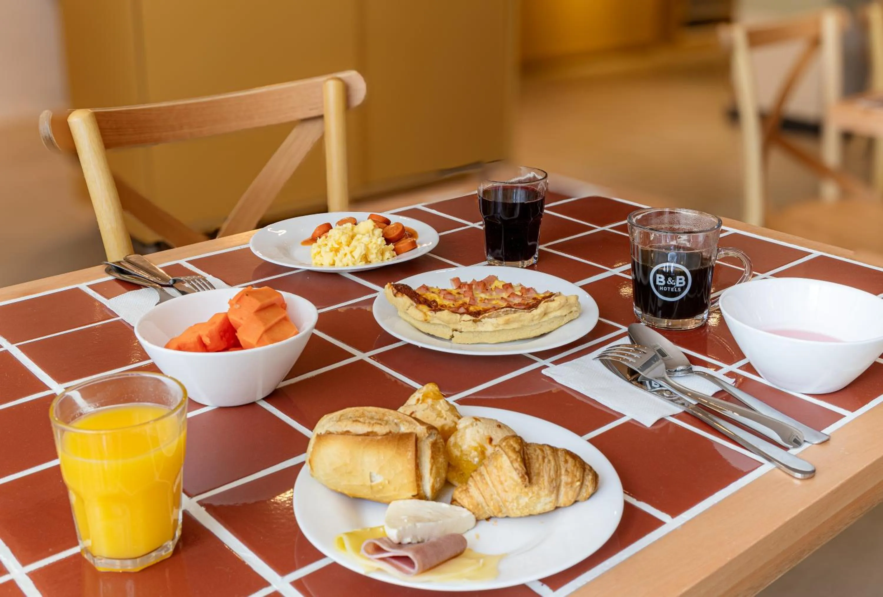 Buffet breakfast in B&B HOTEL Santos Dumont