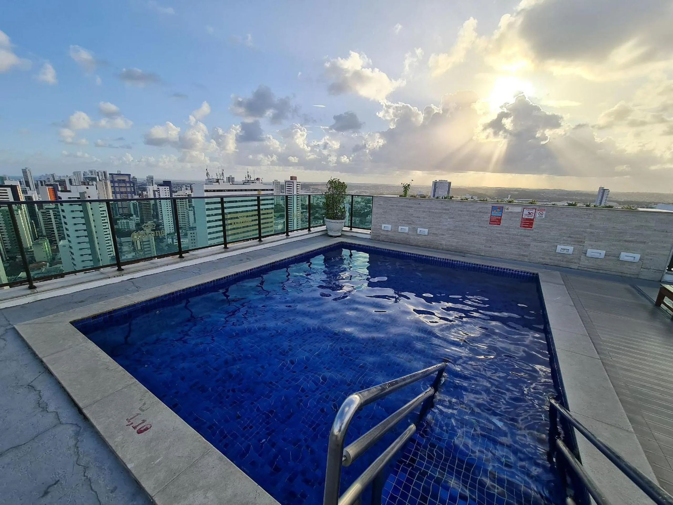 Swimming pool in Confortável Flat em Boa Viagem com vista