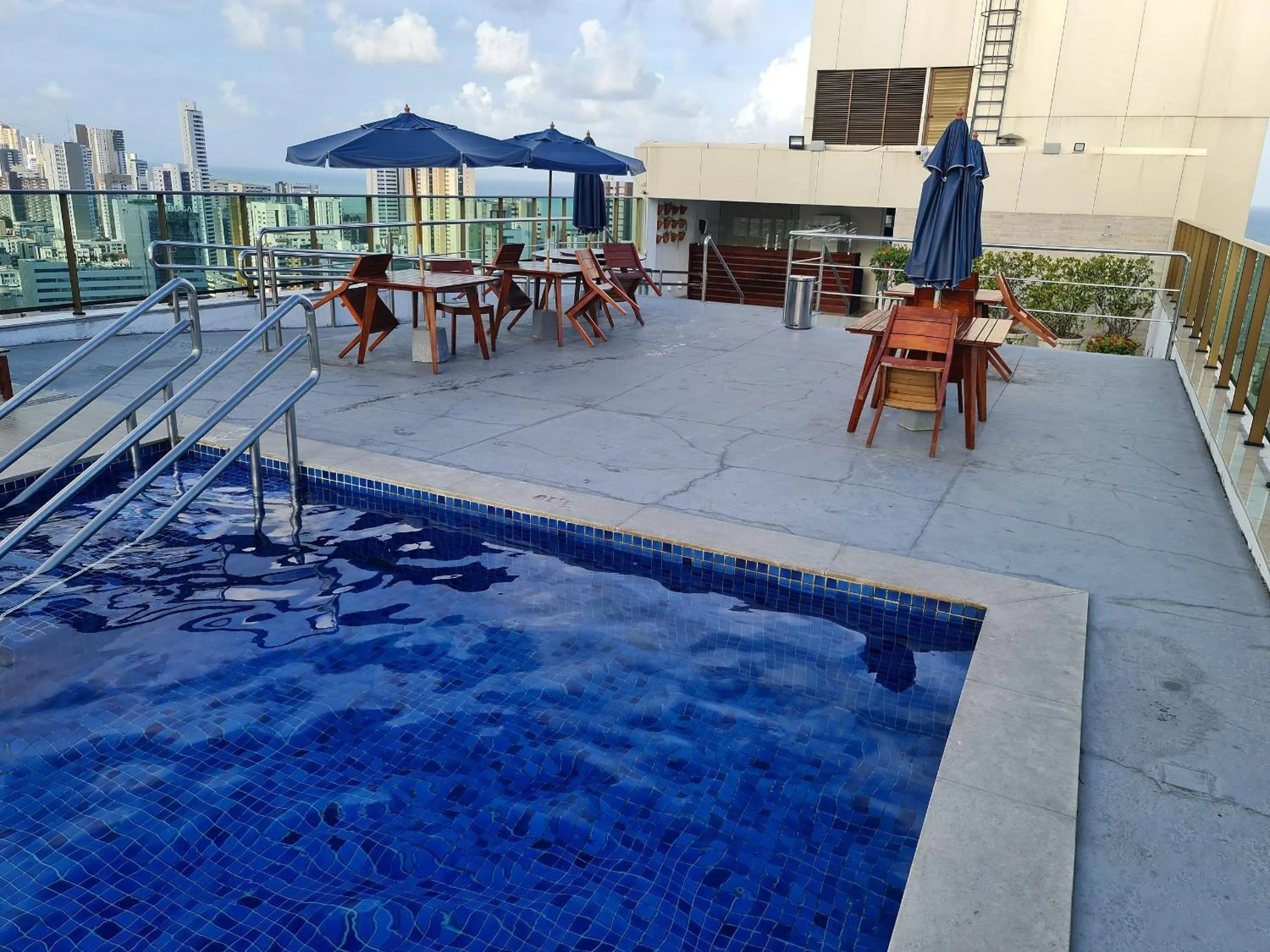 Swimming pool in Confortável Flat em Boa Viagem com vista