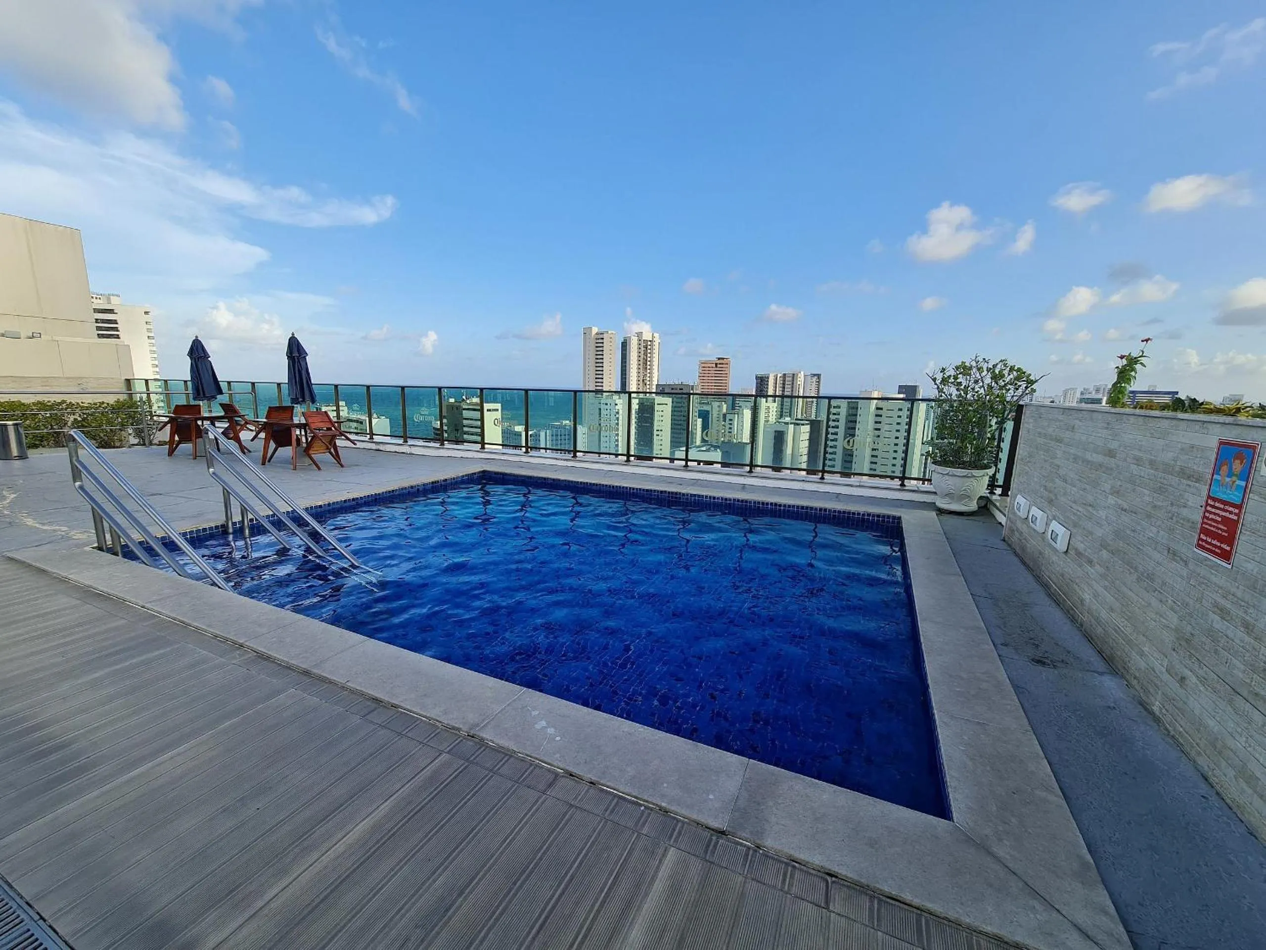 Swimming pool in Confortável Flat em Boa Viagem com vista