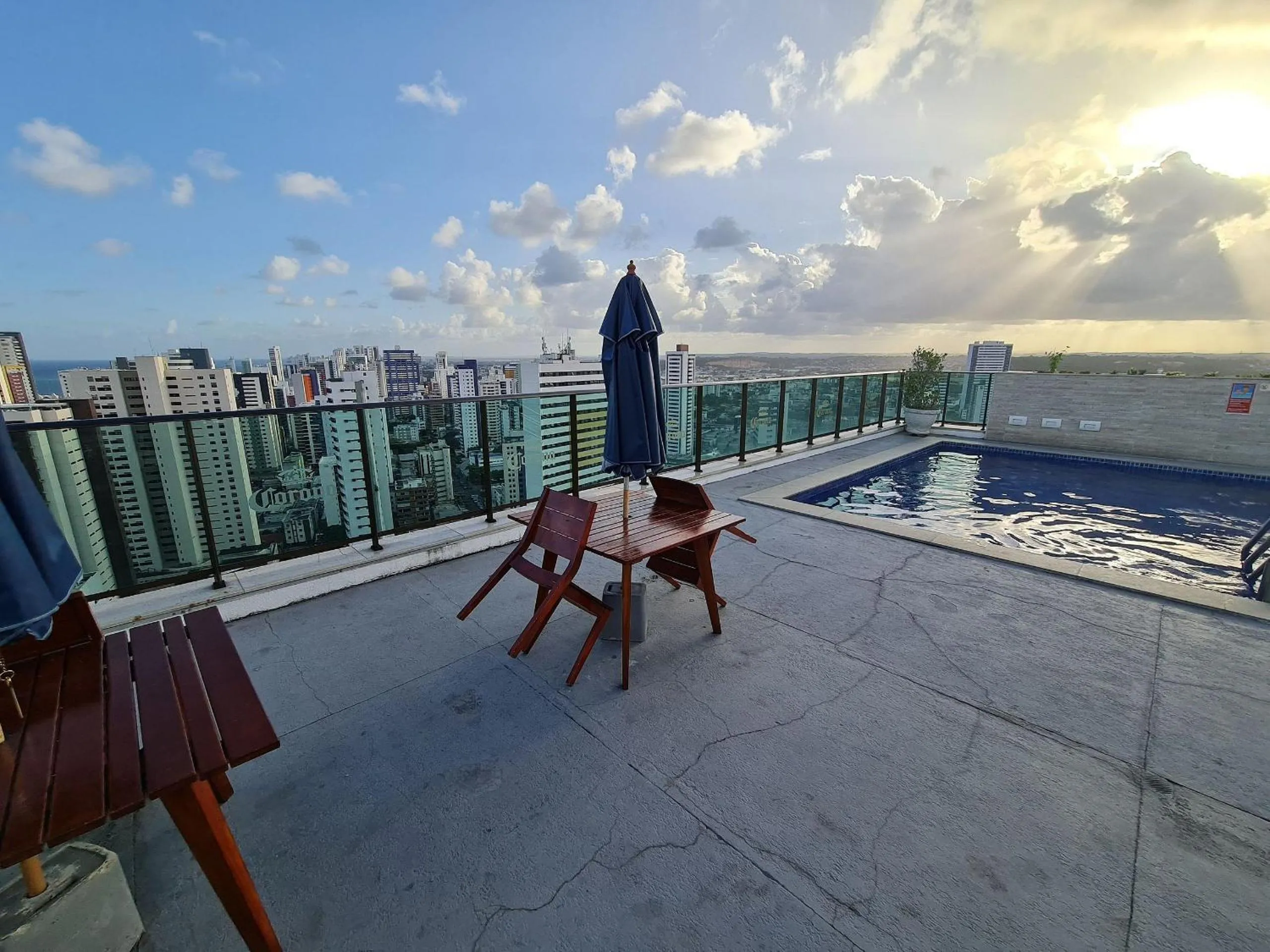 Swimming pool in Confortável Flat em Boa Viagem com vista