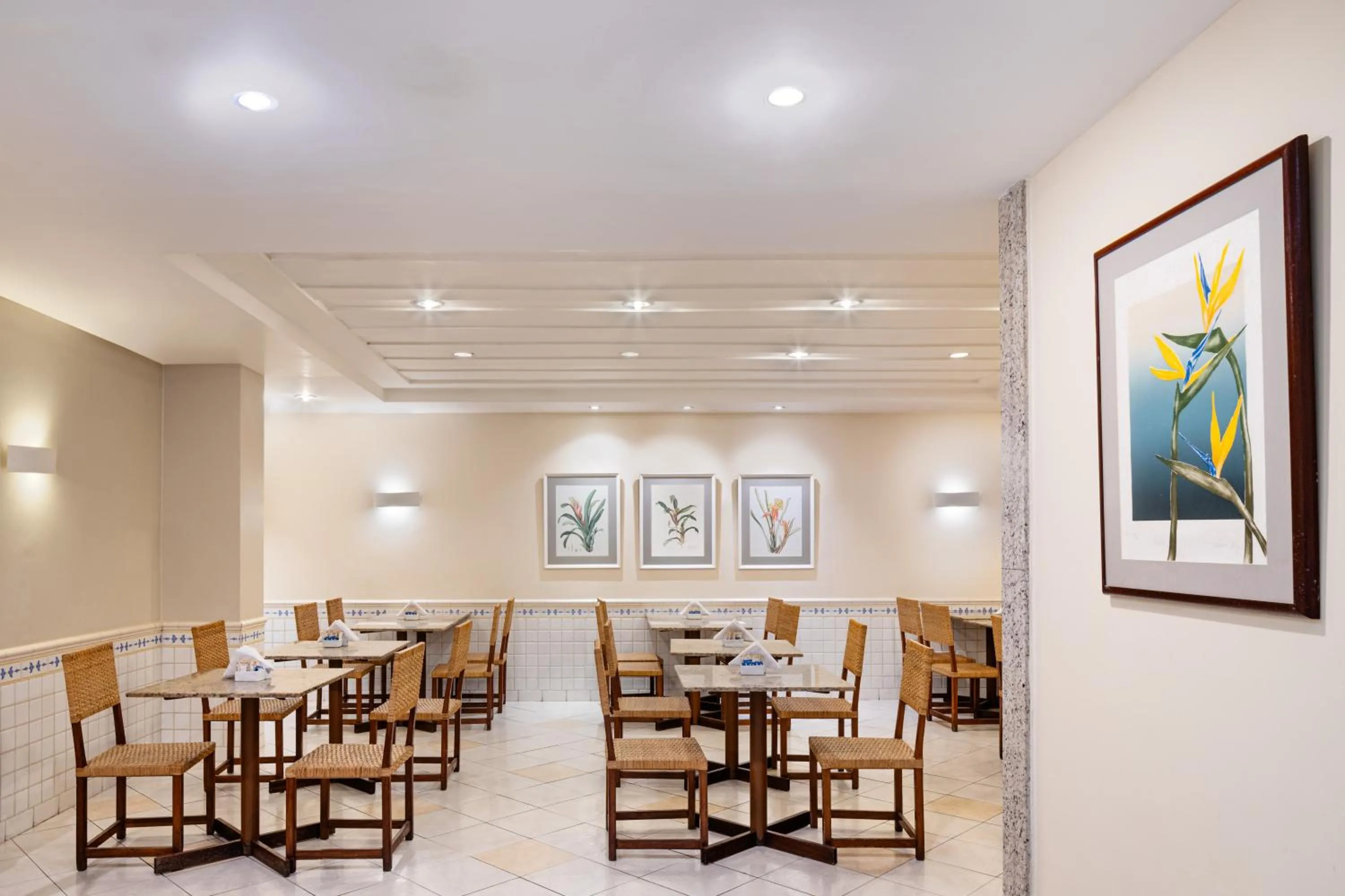 Restaurant/places to eat in Savoy Othon Lite