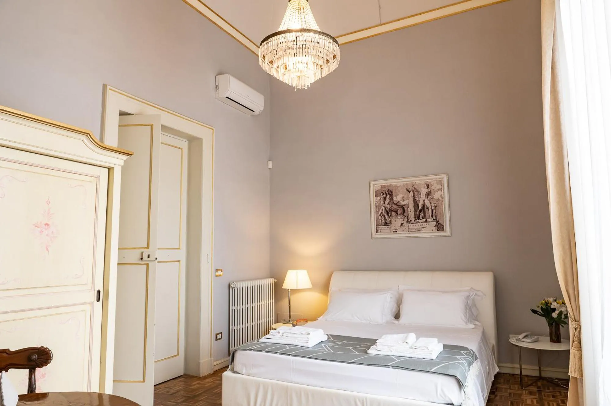 Photo of the whole room, Bed in Personè Palace - by Symphonya Luxury