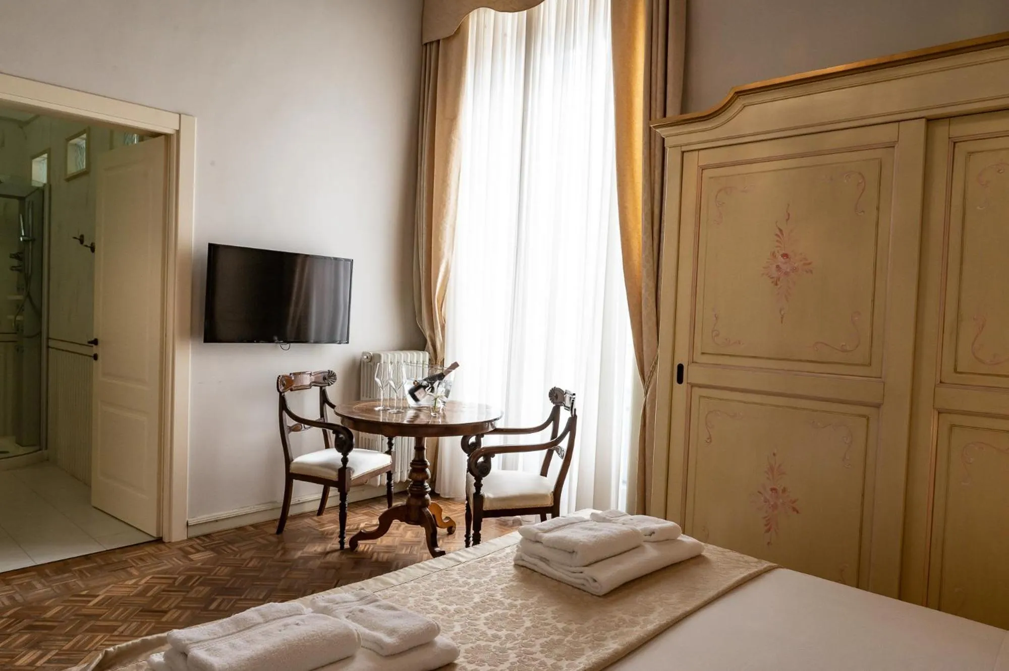 TV and multimedia, Bed in Personè Palace - by Symphonya Luxury