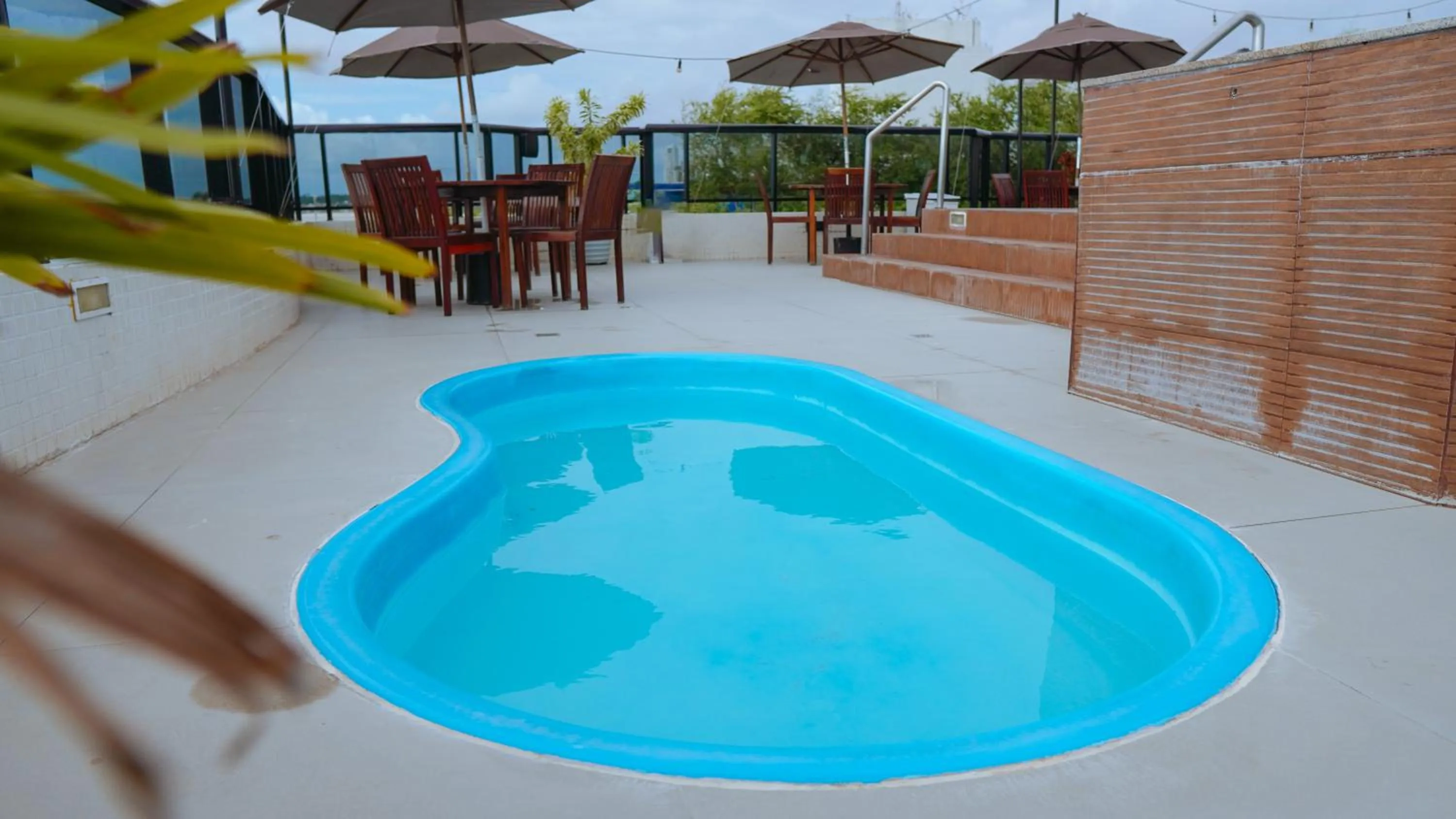 Swimming pool in Atlântico Praia Hotel