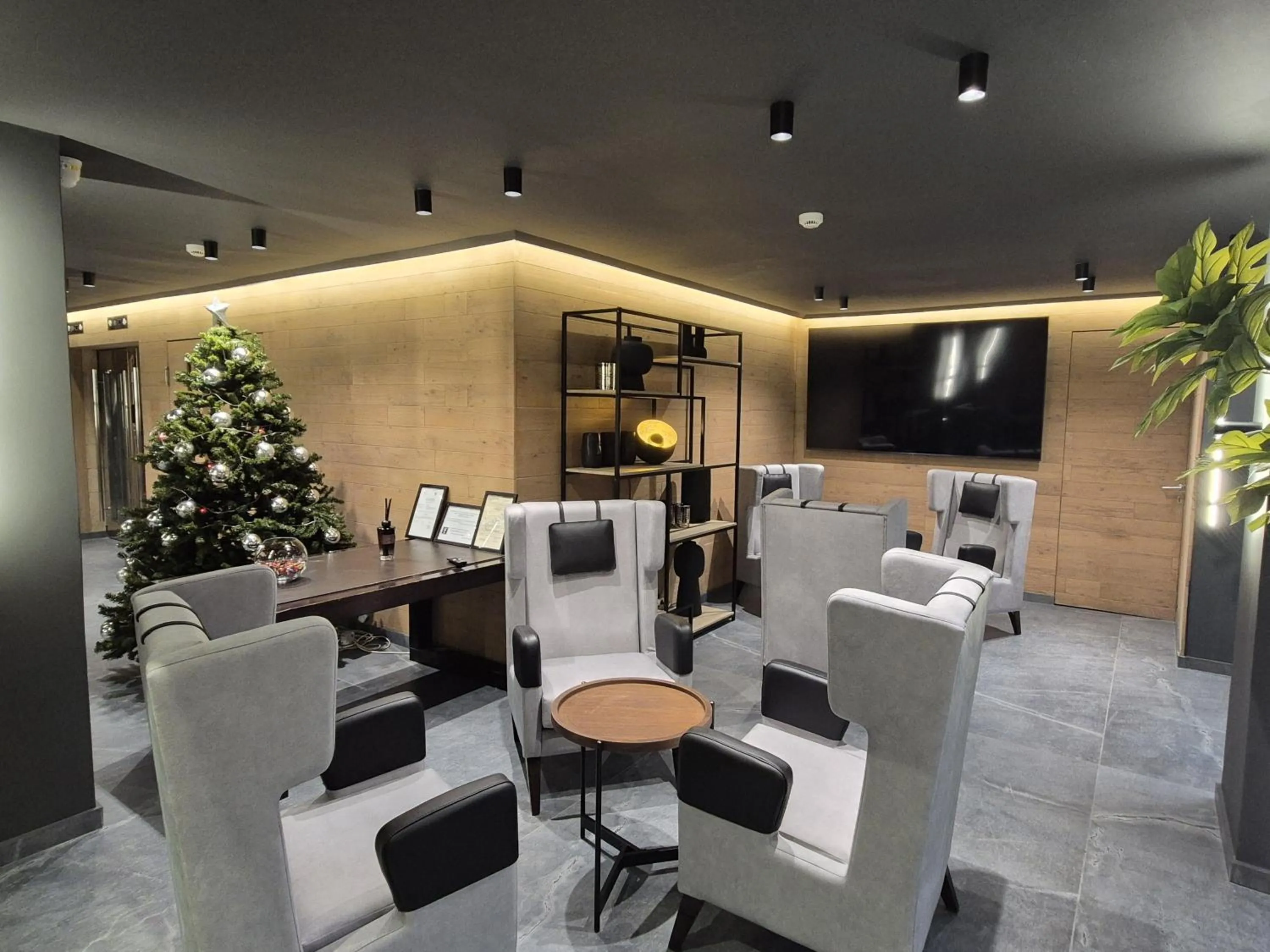 Communal lounge/ TV room in Alassia Hotel