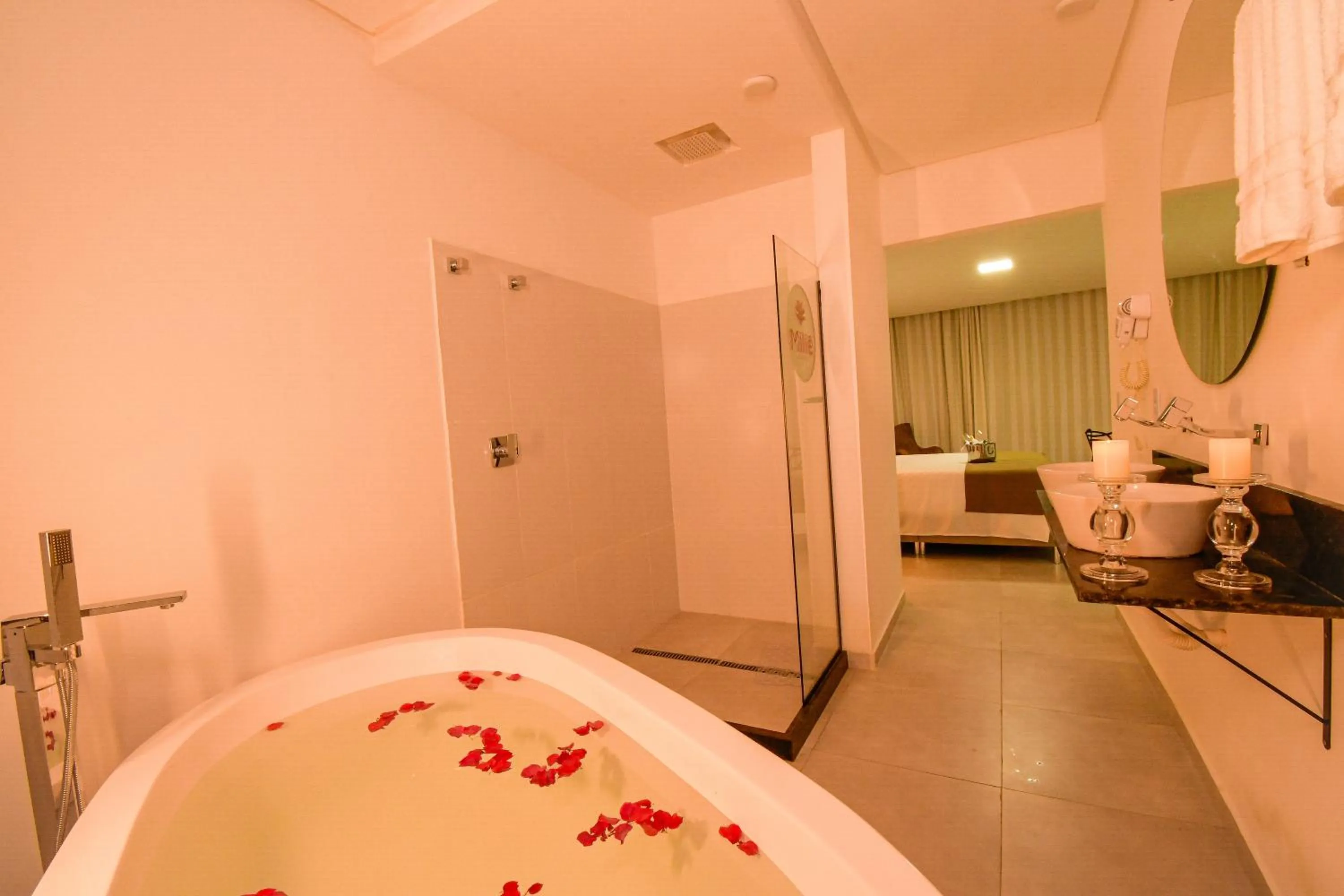 Bathroom, Bed in Milie Lounge Pousada