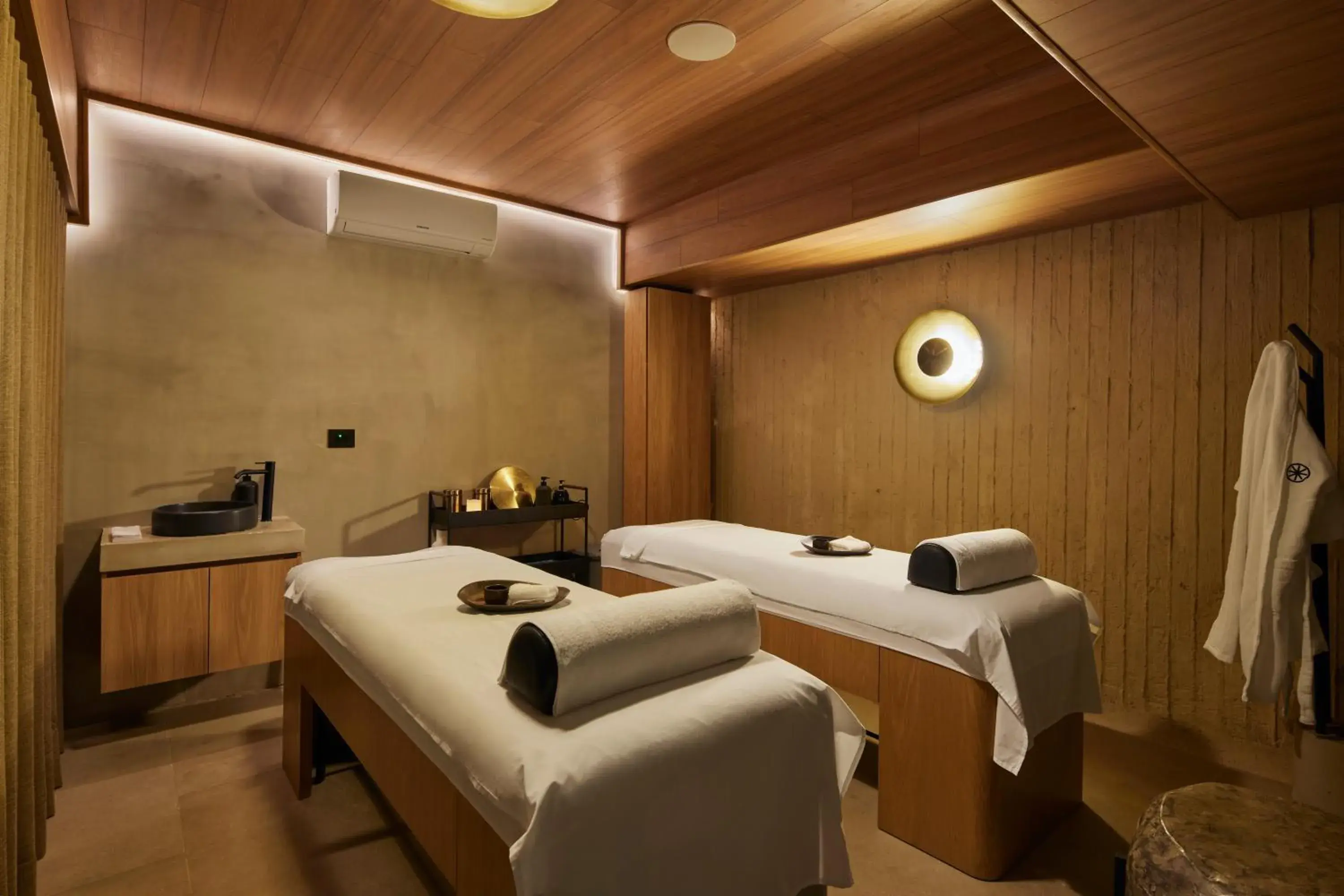 Massage, Bed in Wellcomm Spa & Hotel Massage, Bed in Wellcomm Spa & Hotel