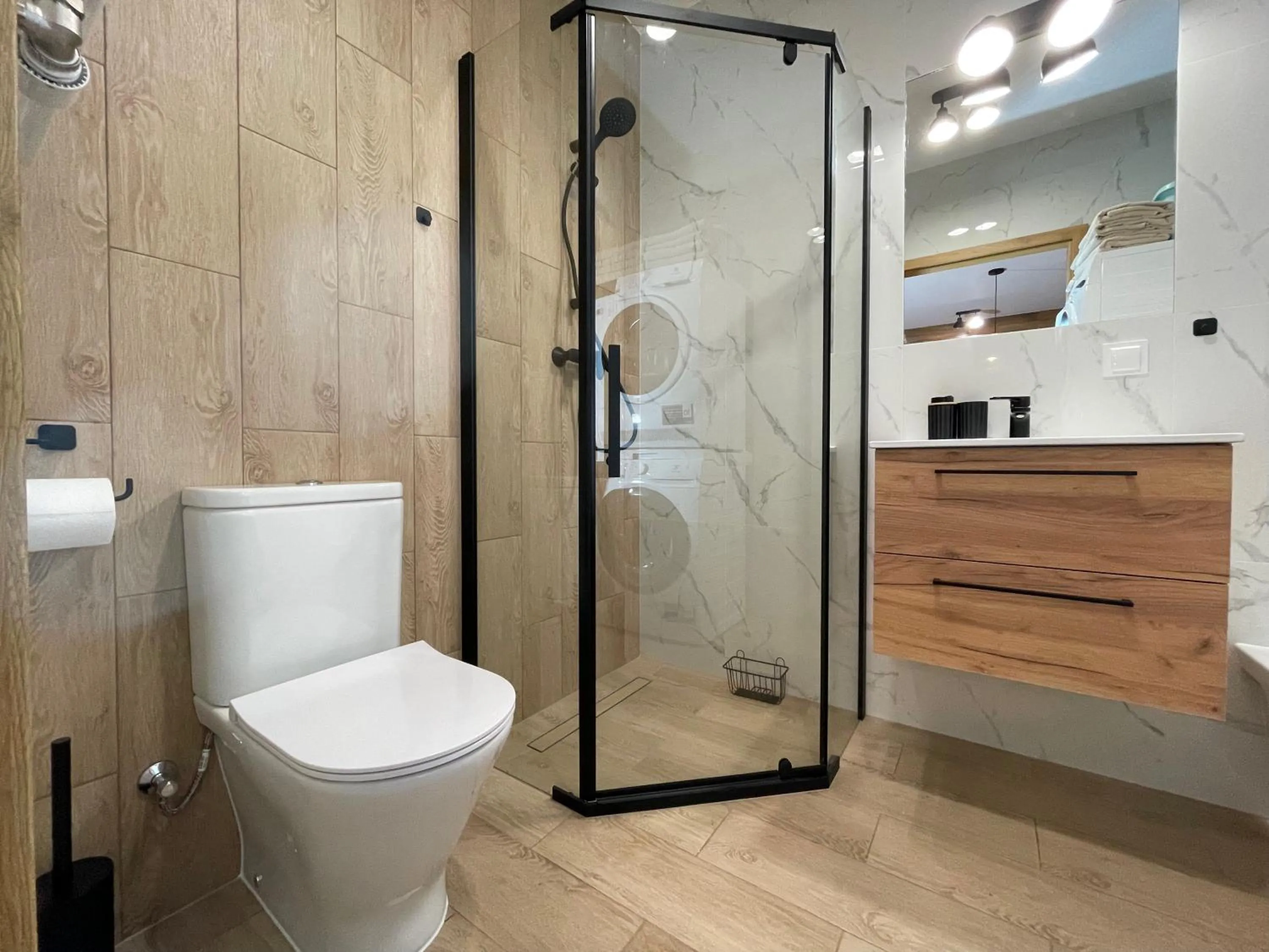 Shower in Superior Baltea 3 rooms, 2 bedrooms, Beach 800m, Air Condition!