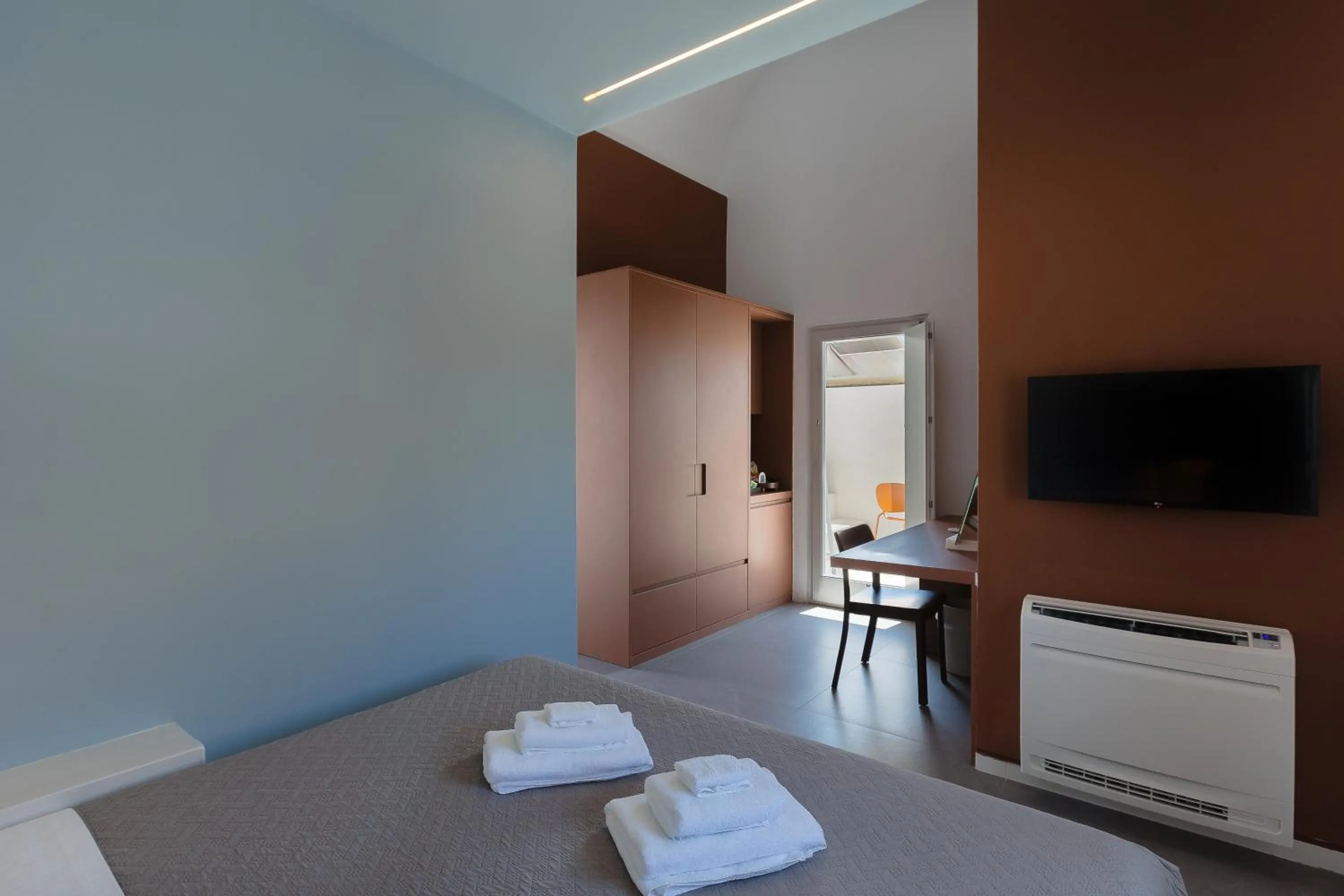 Bedroom, Bed in Neo Suites