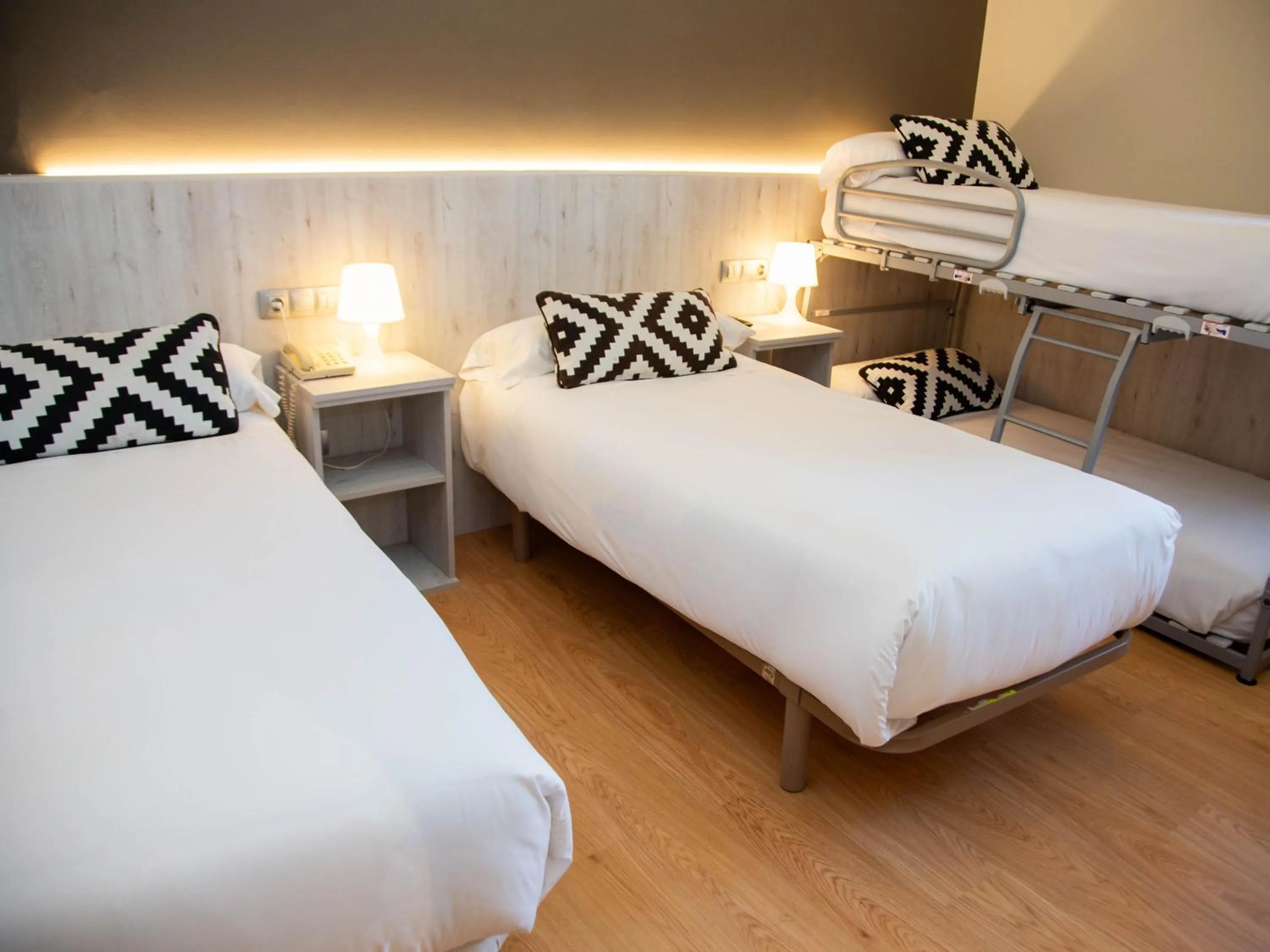 Shower, Bed in Hotel Restaurante Cadosa