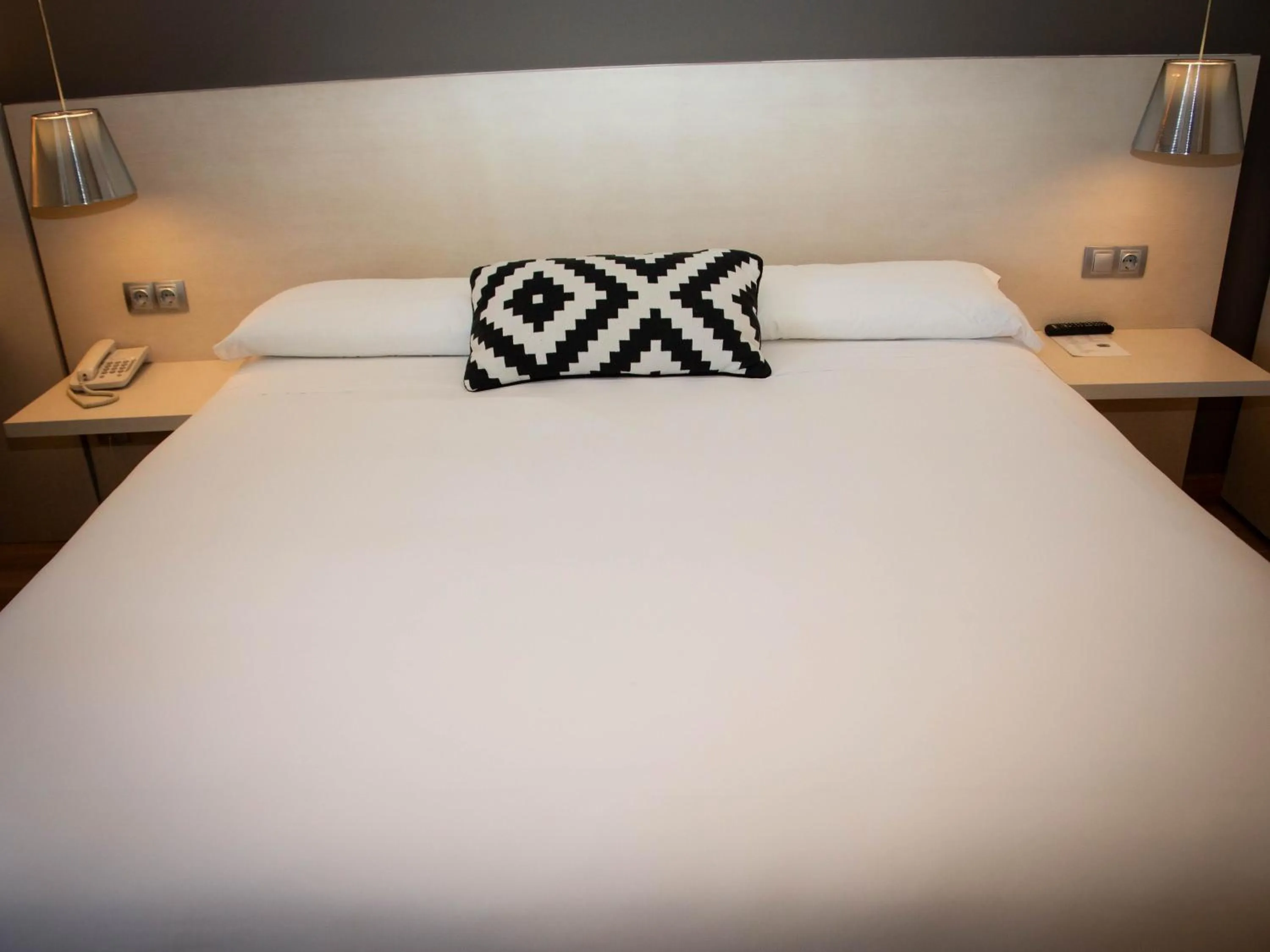 Shower, Bed in Hotel Restaurante Cadosa