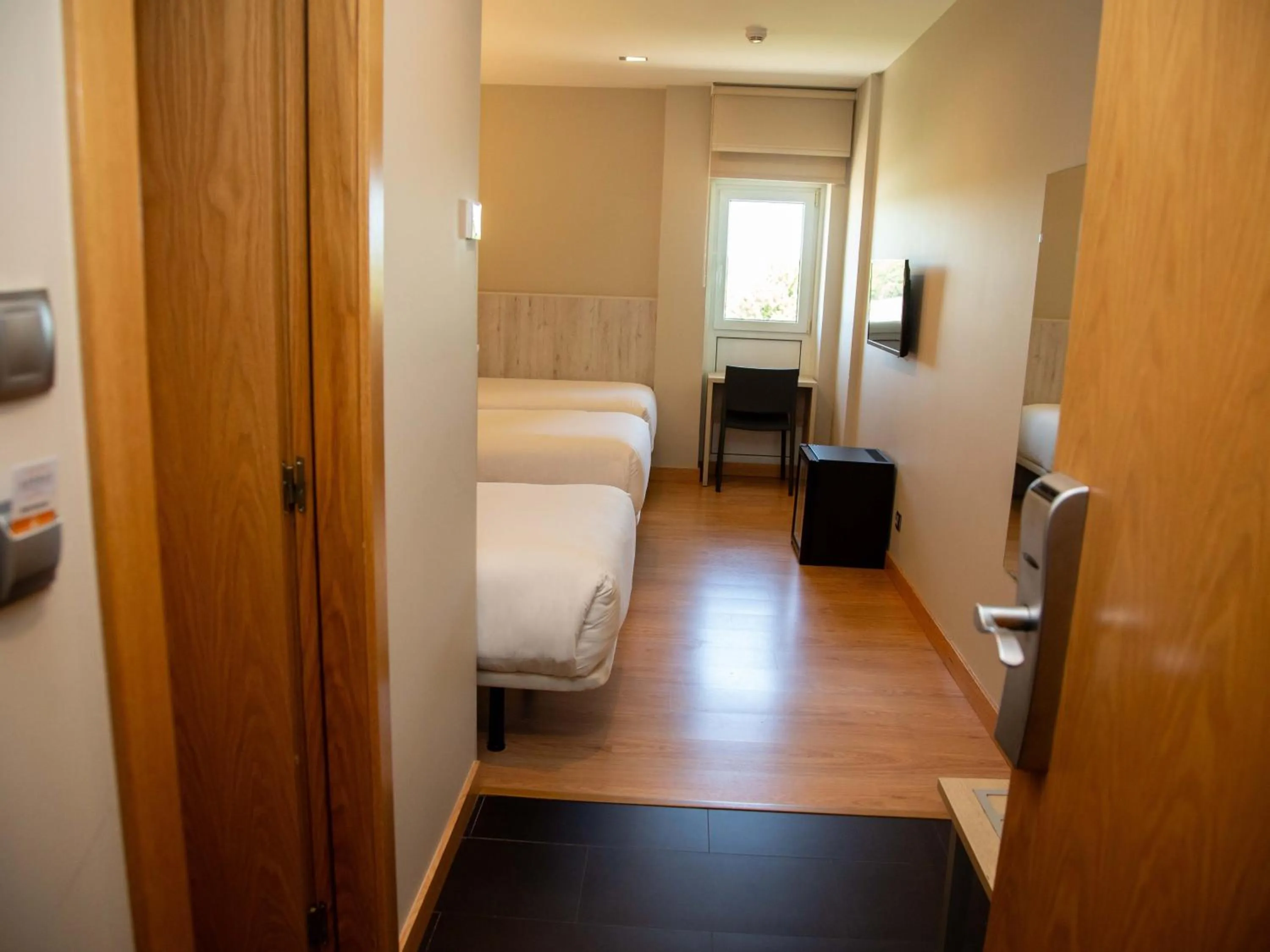 Shower, Bed in Hotel Restaurante Cadosa