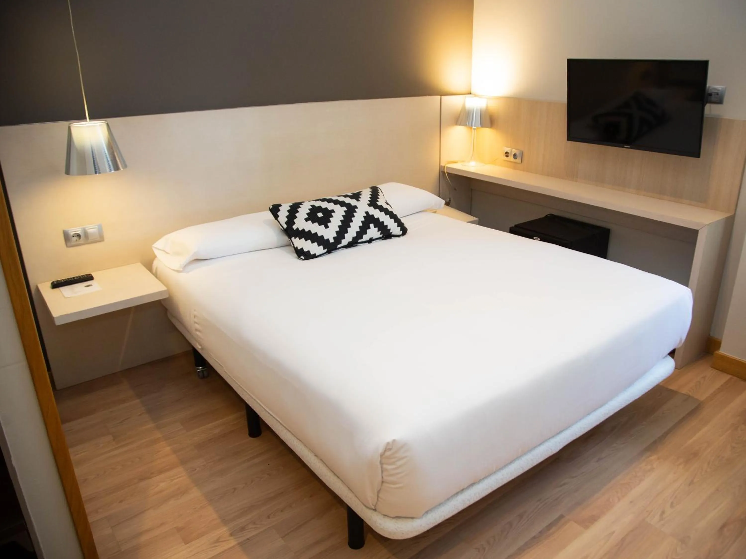 Shower, Bed in Hotel Restaurante Cadosa