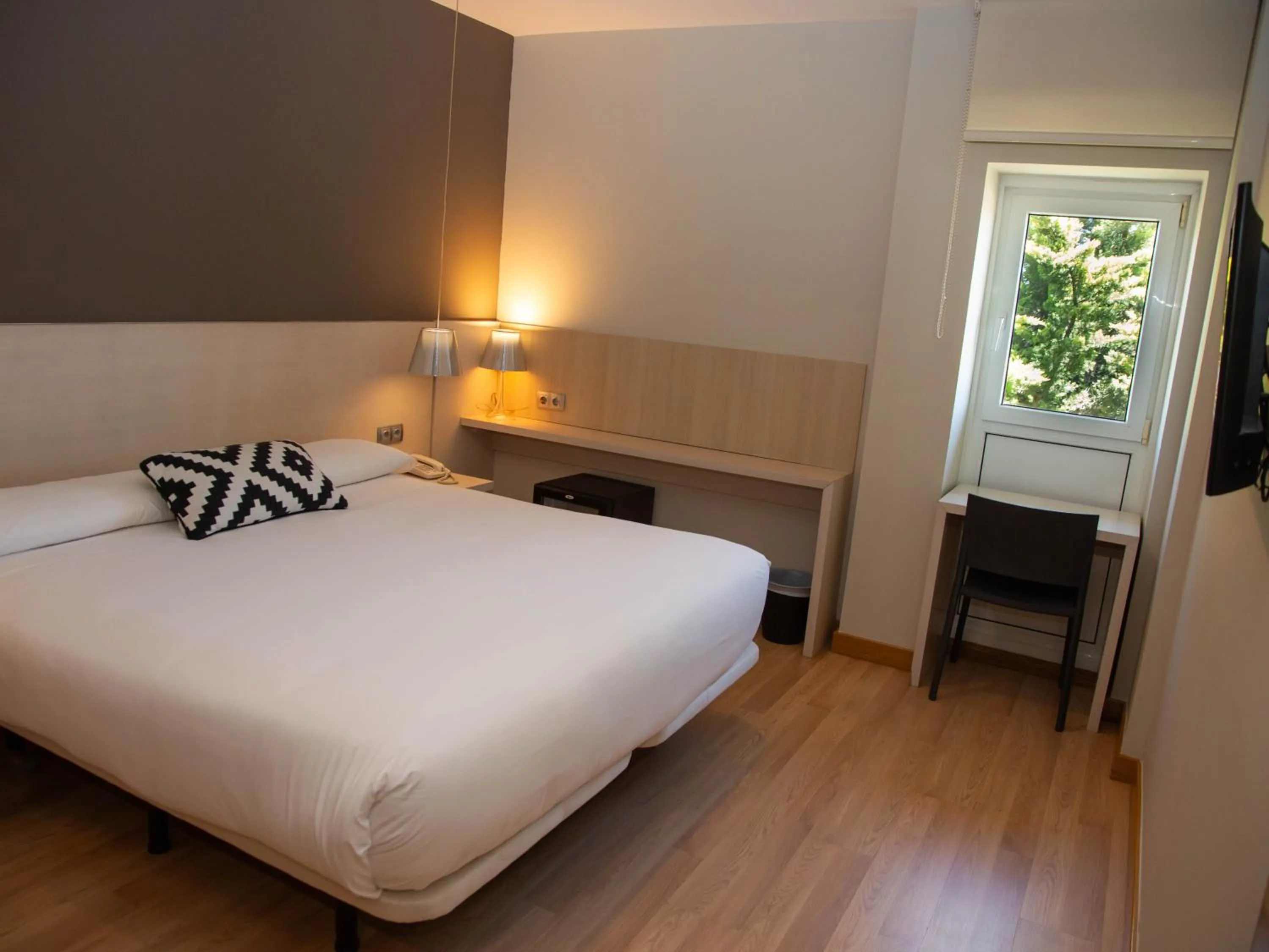 Shower, Bed in Hotel Restaurante Cadosa