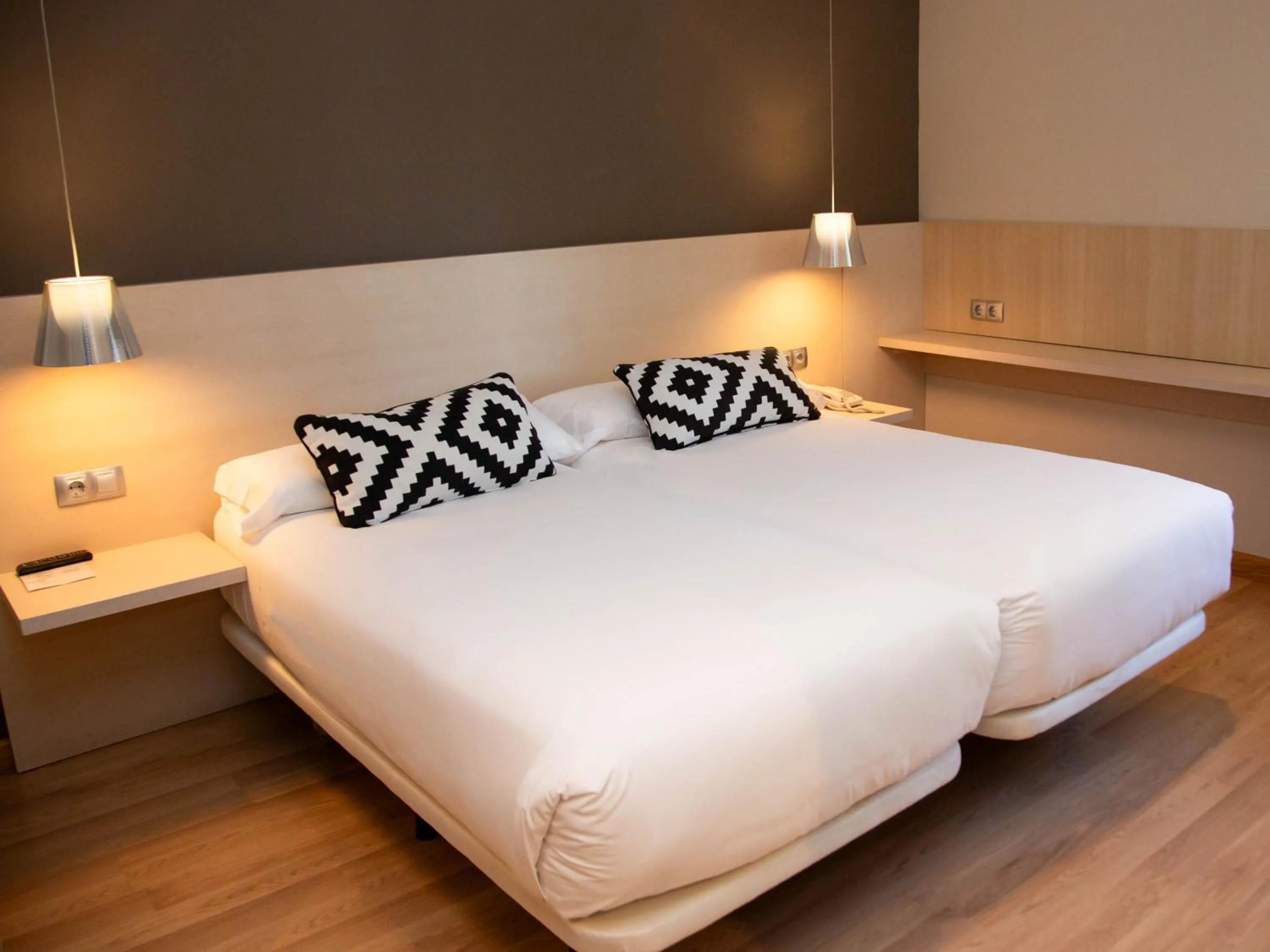 Shower, Bed in Hotel Restaurante Cadosa
