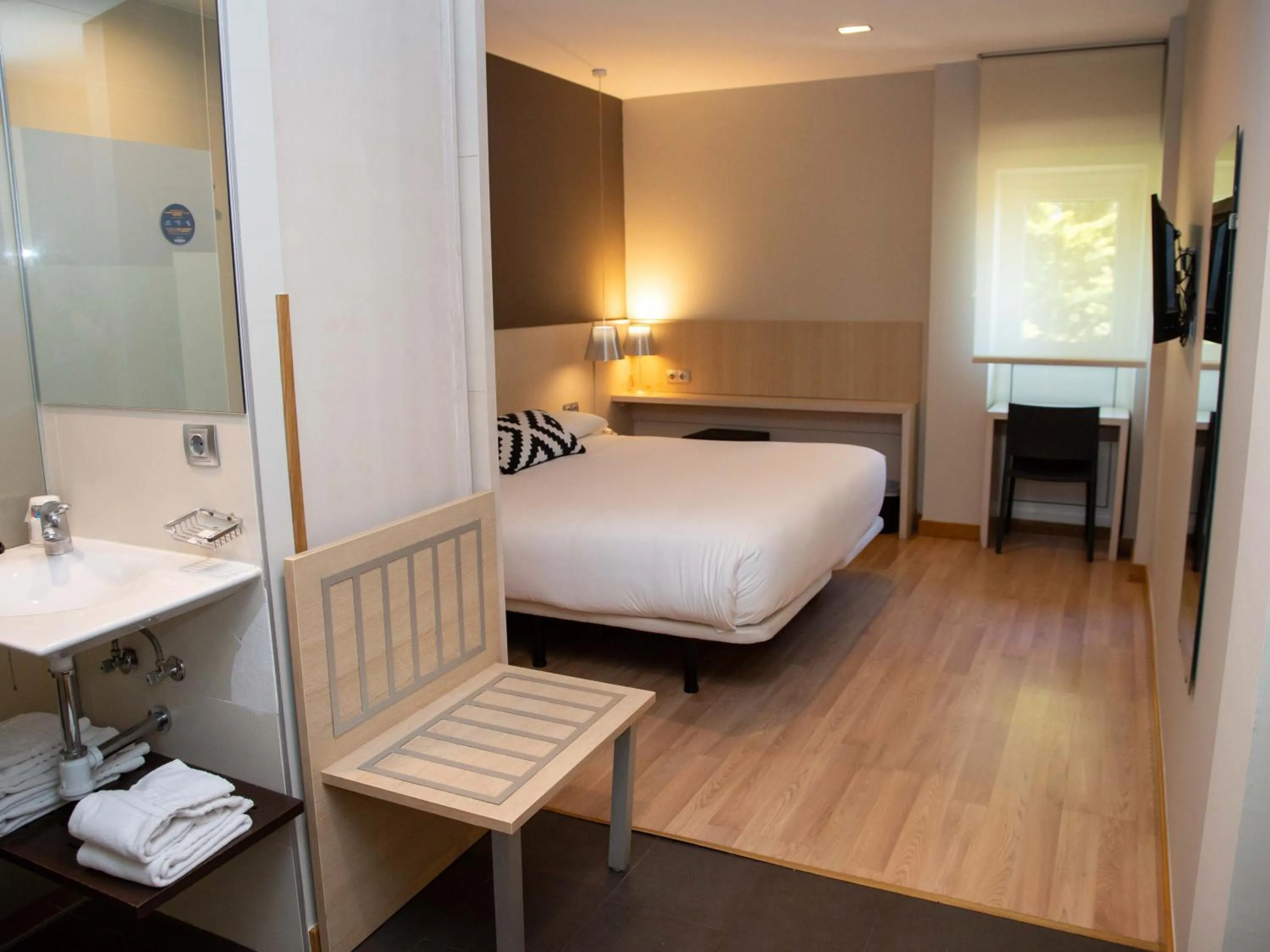 Shower, Bed in Hotel Restaurante Cadosa