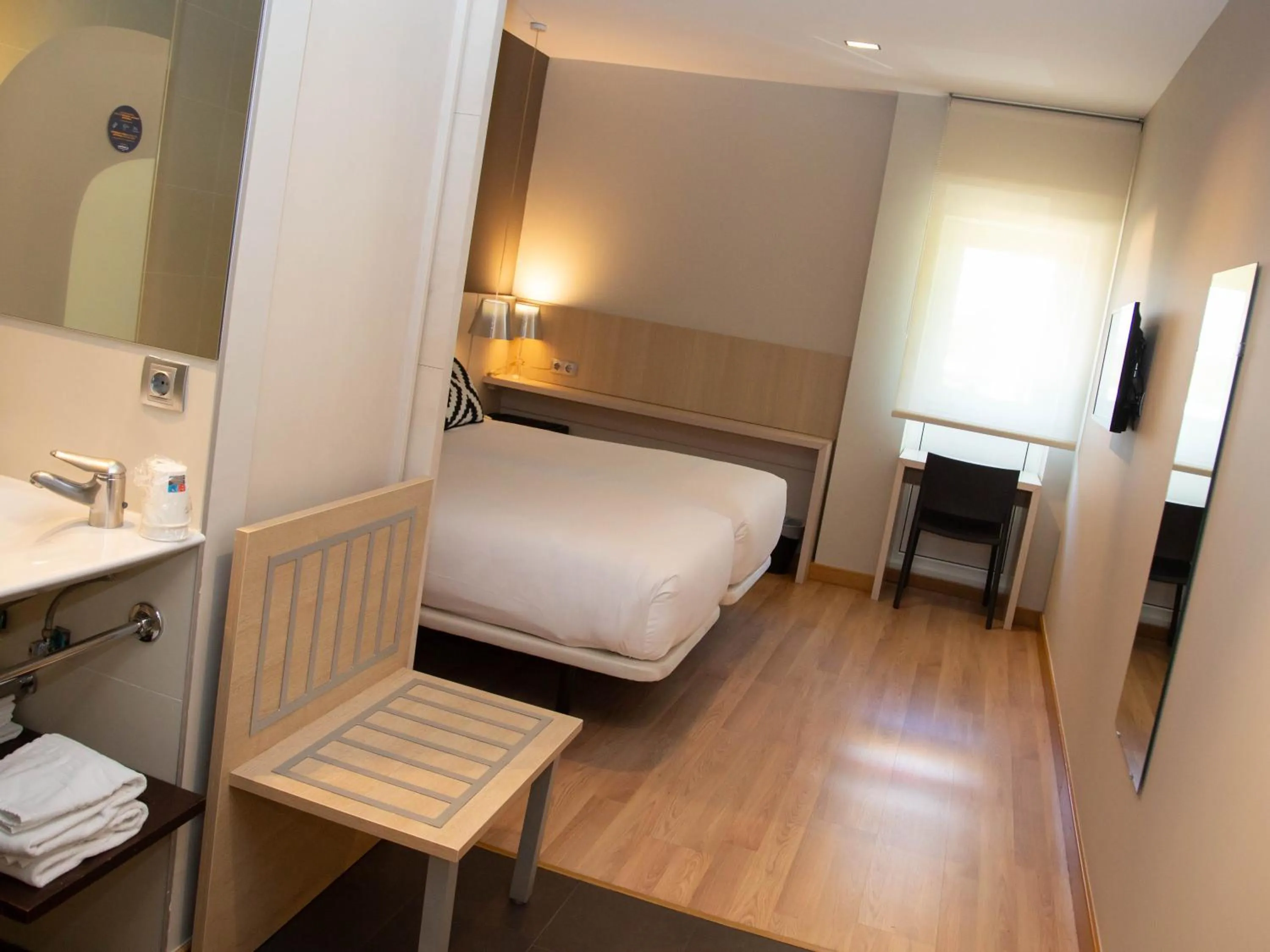 Shower, Bed in Hotel Restaurante Cadosa