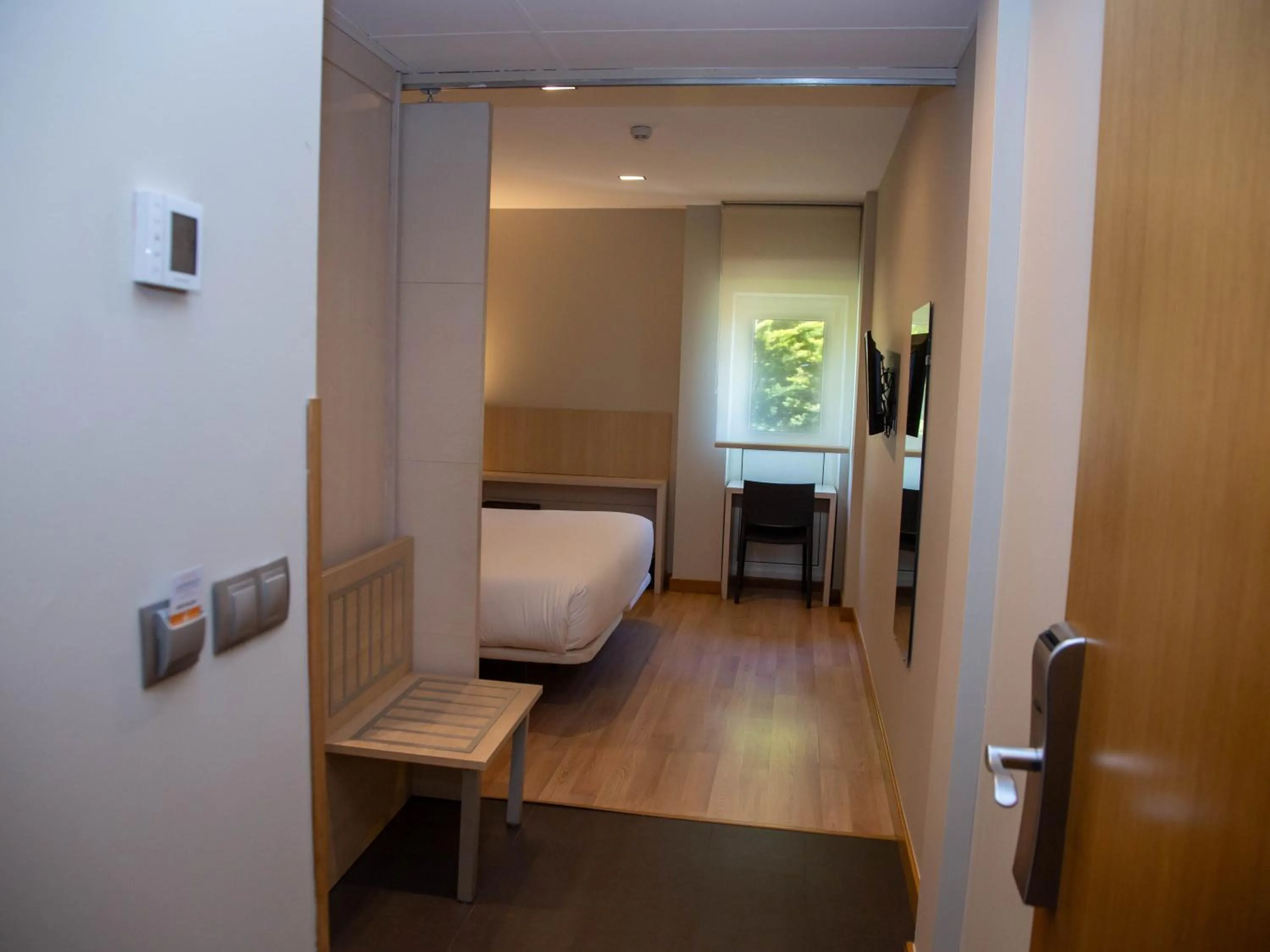 Shower, Bed in Hotel Restaurante Cadosa