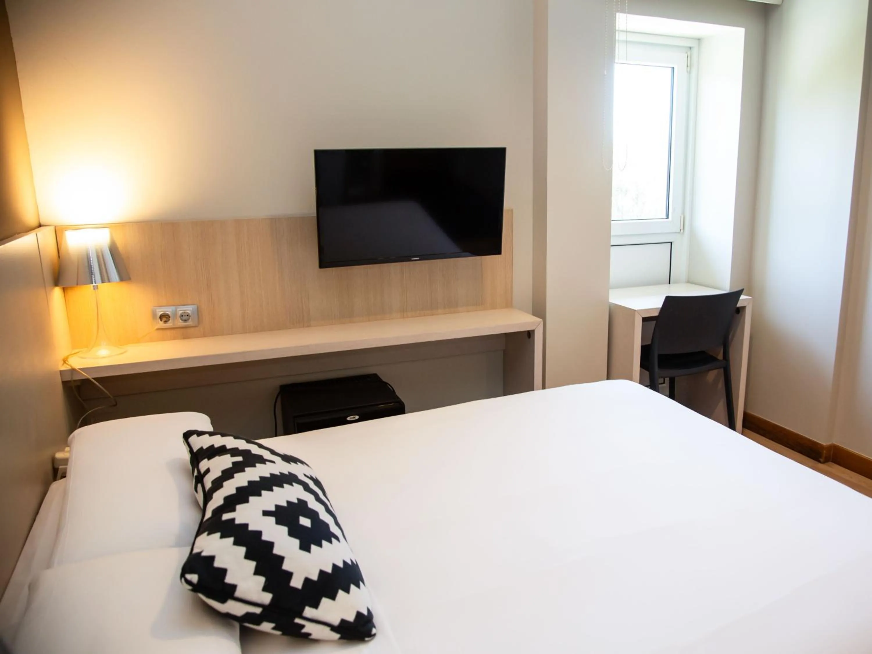 Shower, Bed in Hotel Restaurante Cadosa