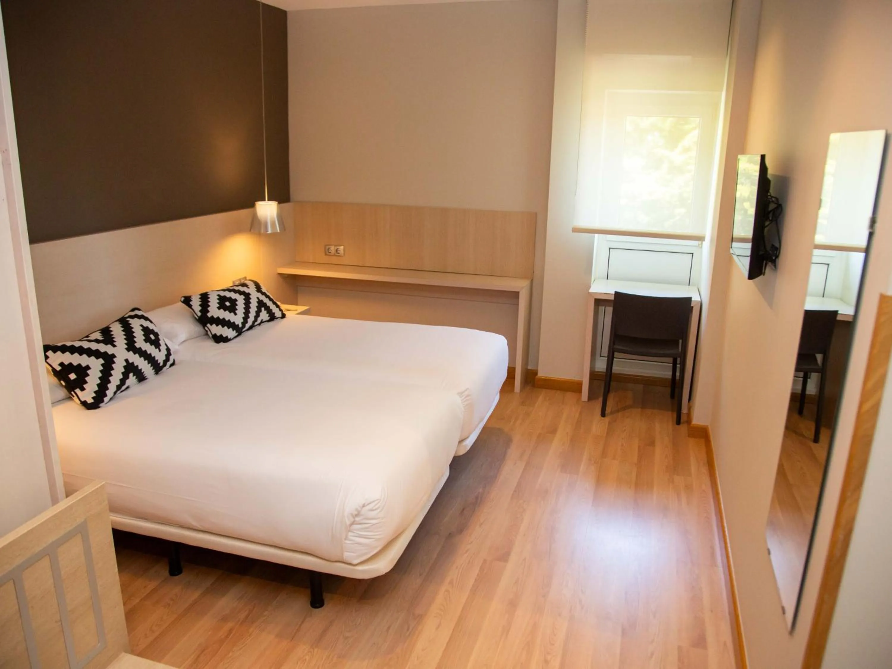 Shower, Bed in Hotel Restaurante Cadosa