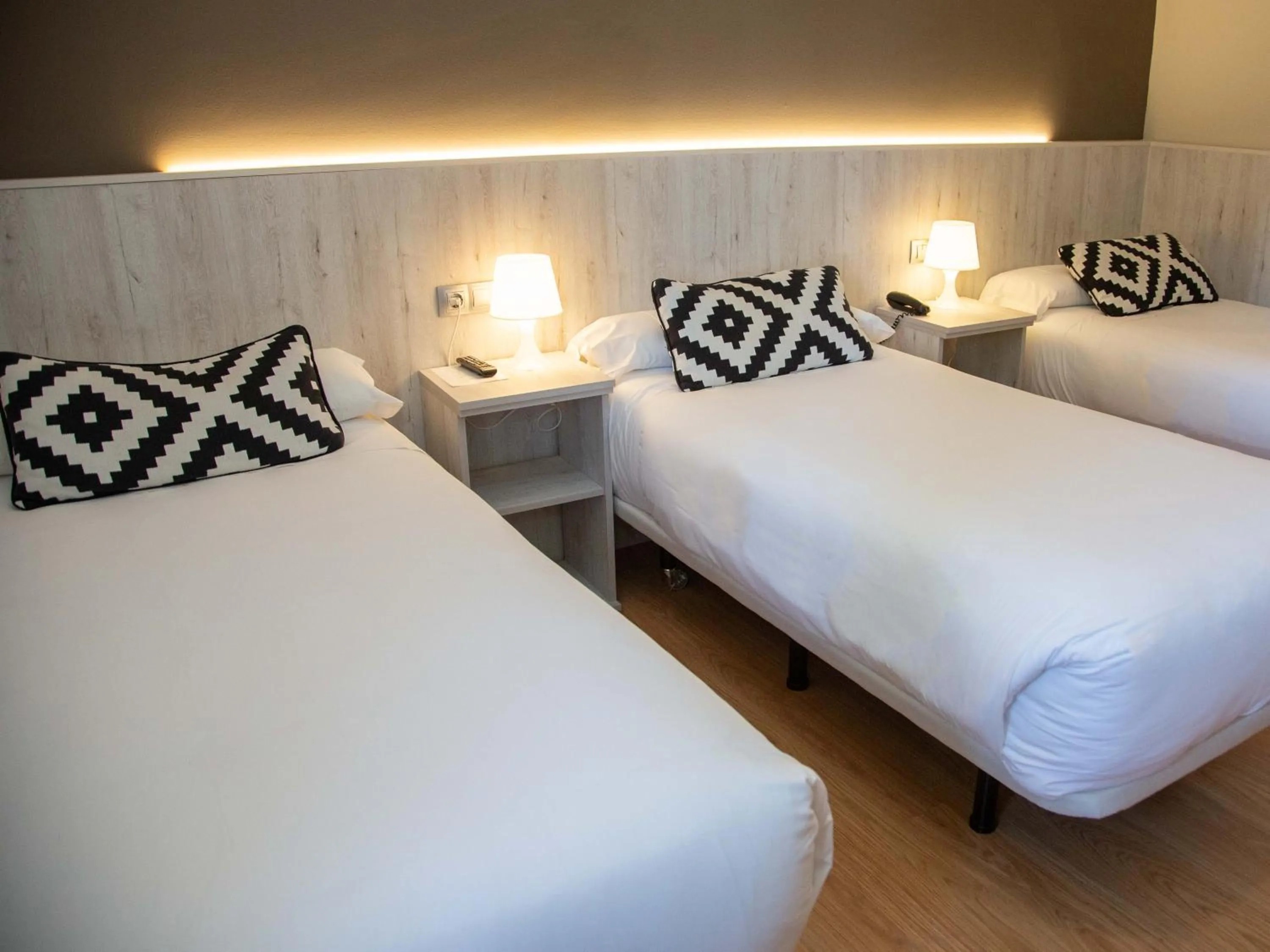 Shower, Bed in Hotel Restaurante Cadosa