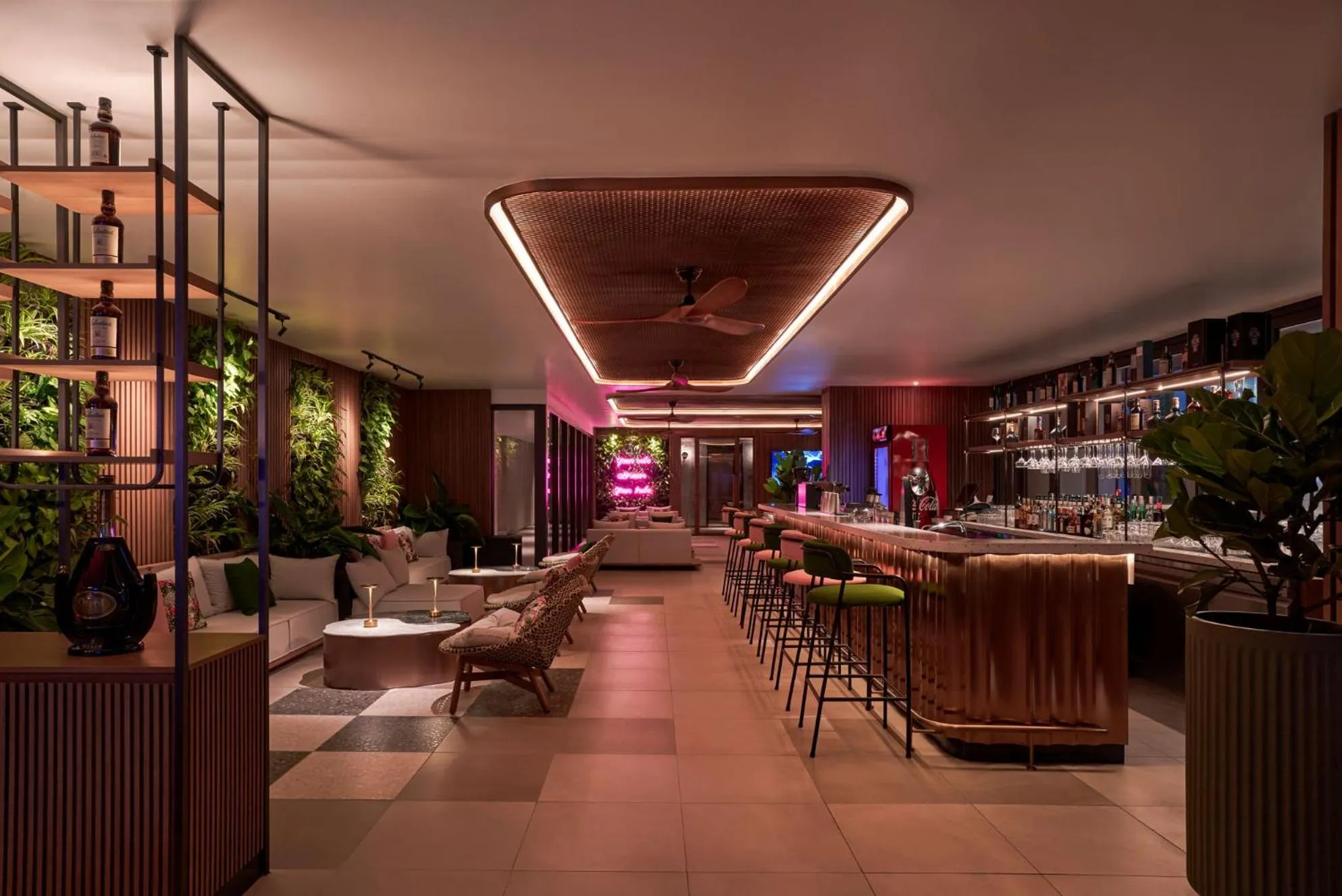 Lounge or bar in The Yacht Hotel by DC