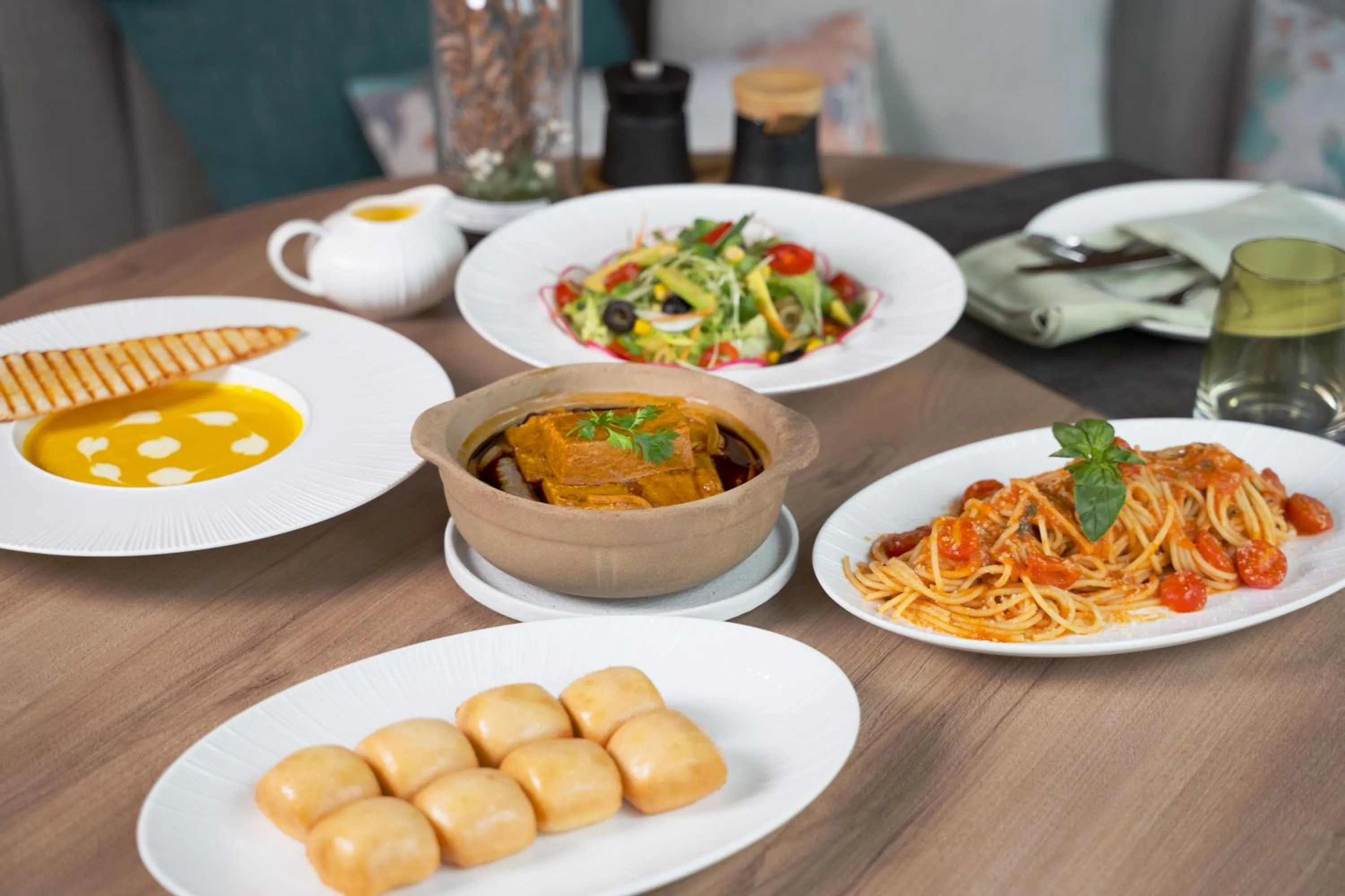 Restaurant/places to eat in The Yacht Hotel by DC