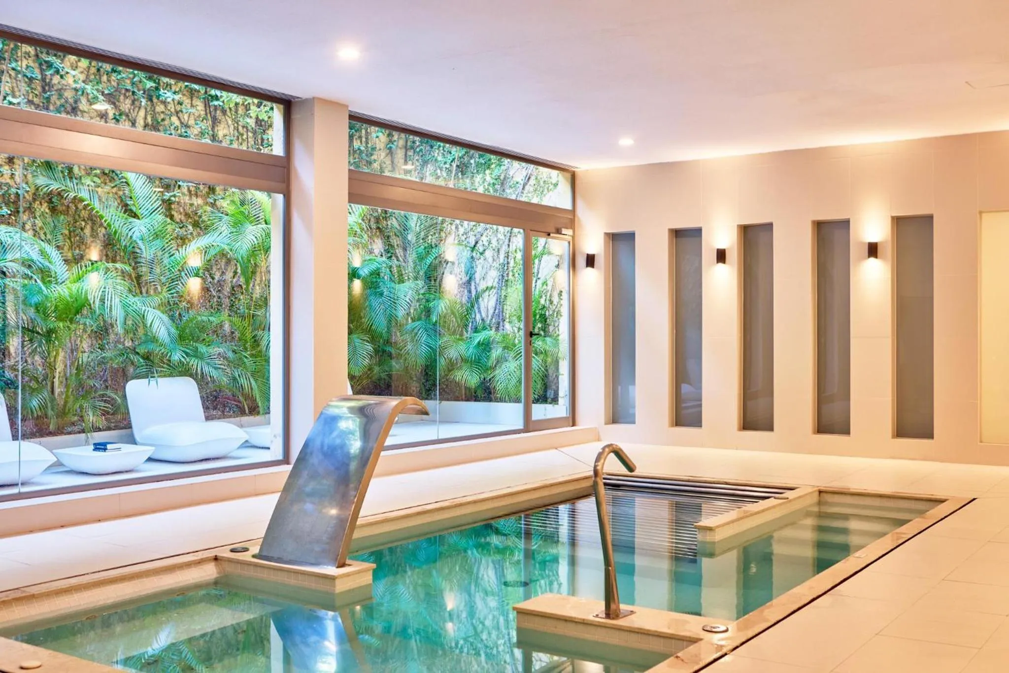 Swimming pool in Zafiro Palmanova