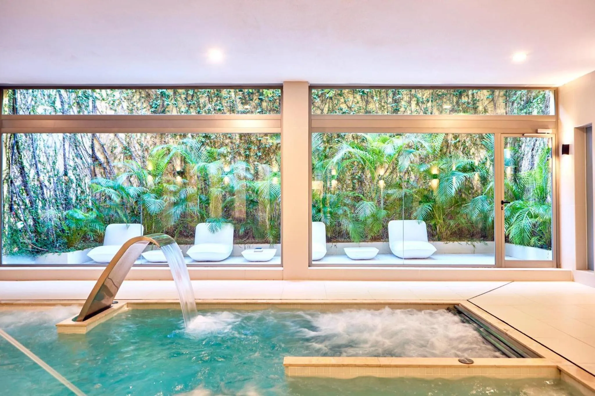 Swimming pool in Zafiro Palmanova