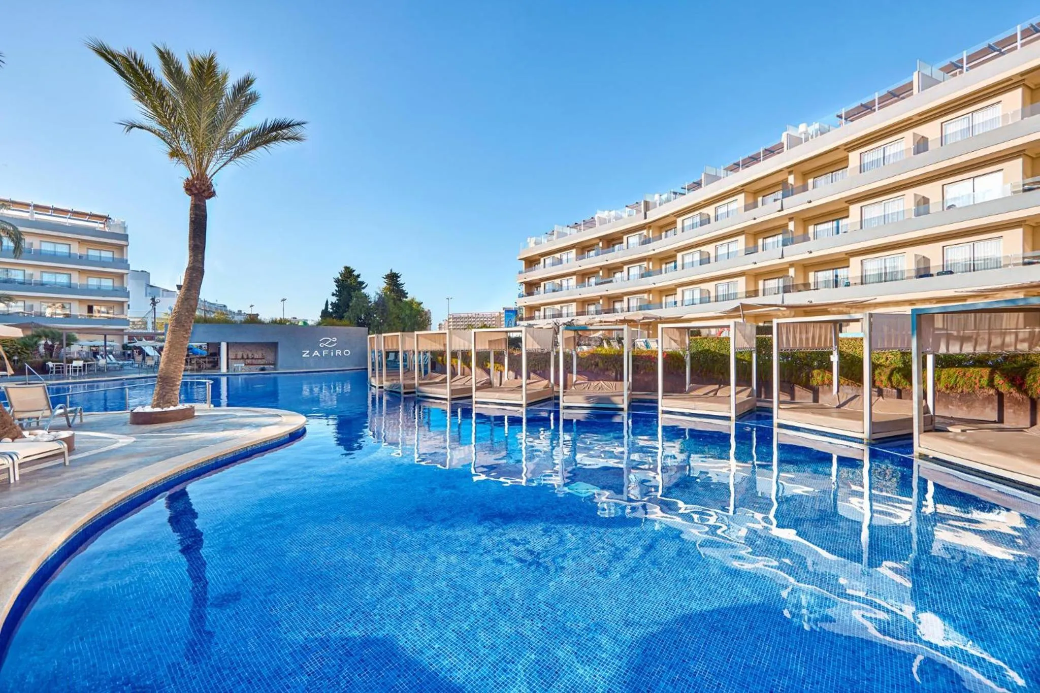 Swimming pool in Zafiro Palmanova