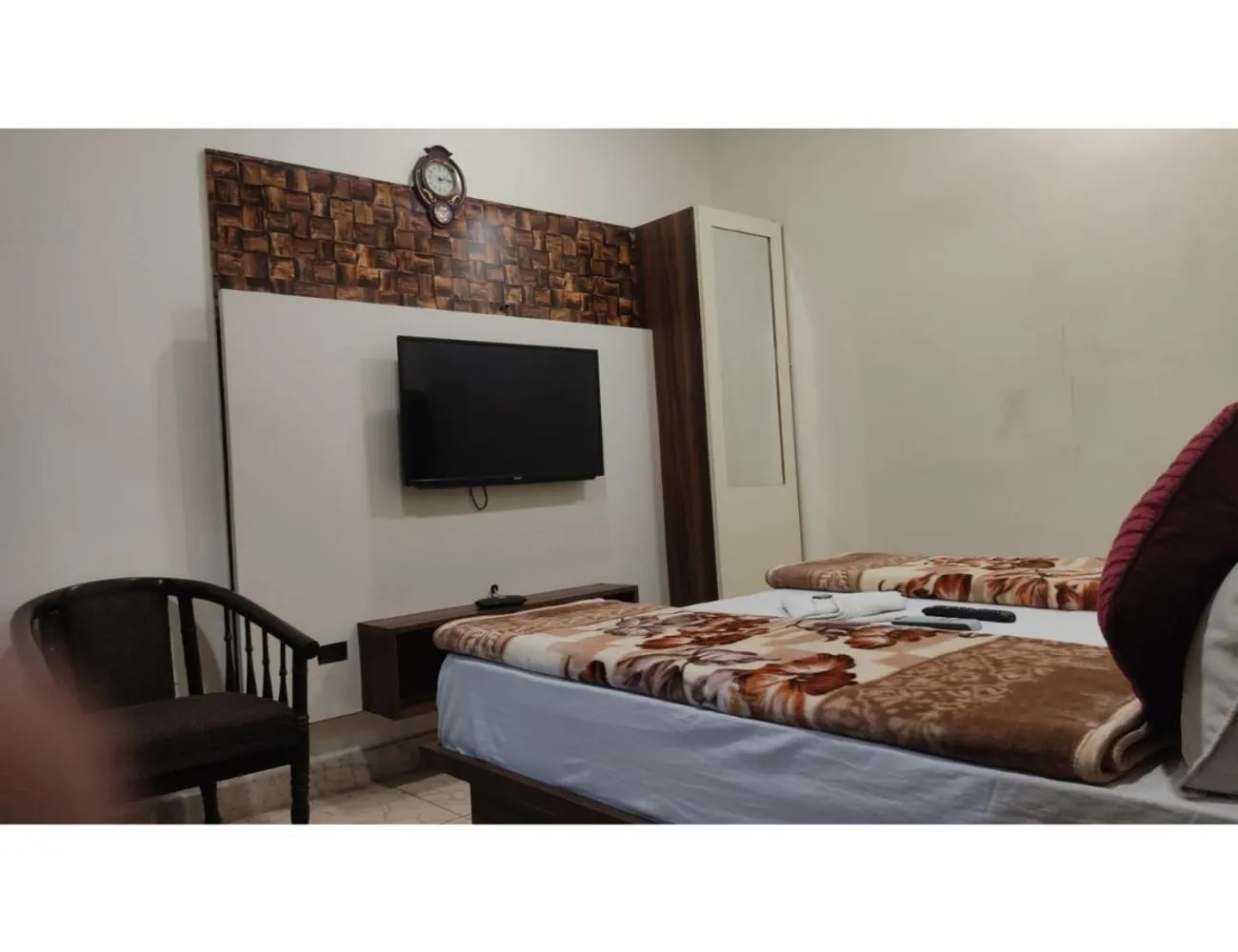 TV and multimedia, Bed in Hotel Mayur Classic, Ludhiana