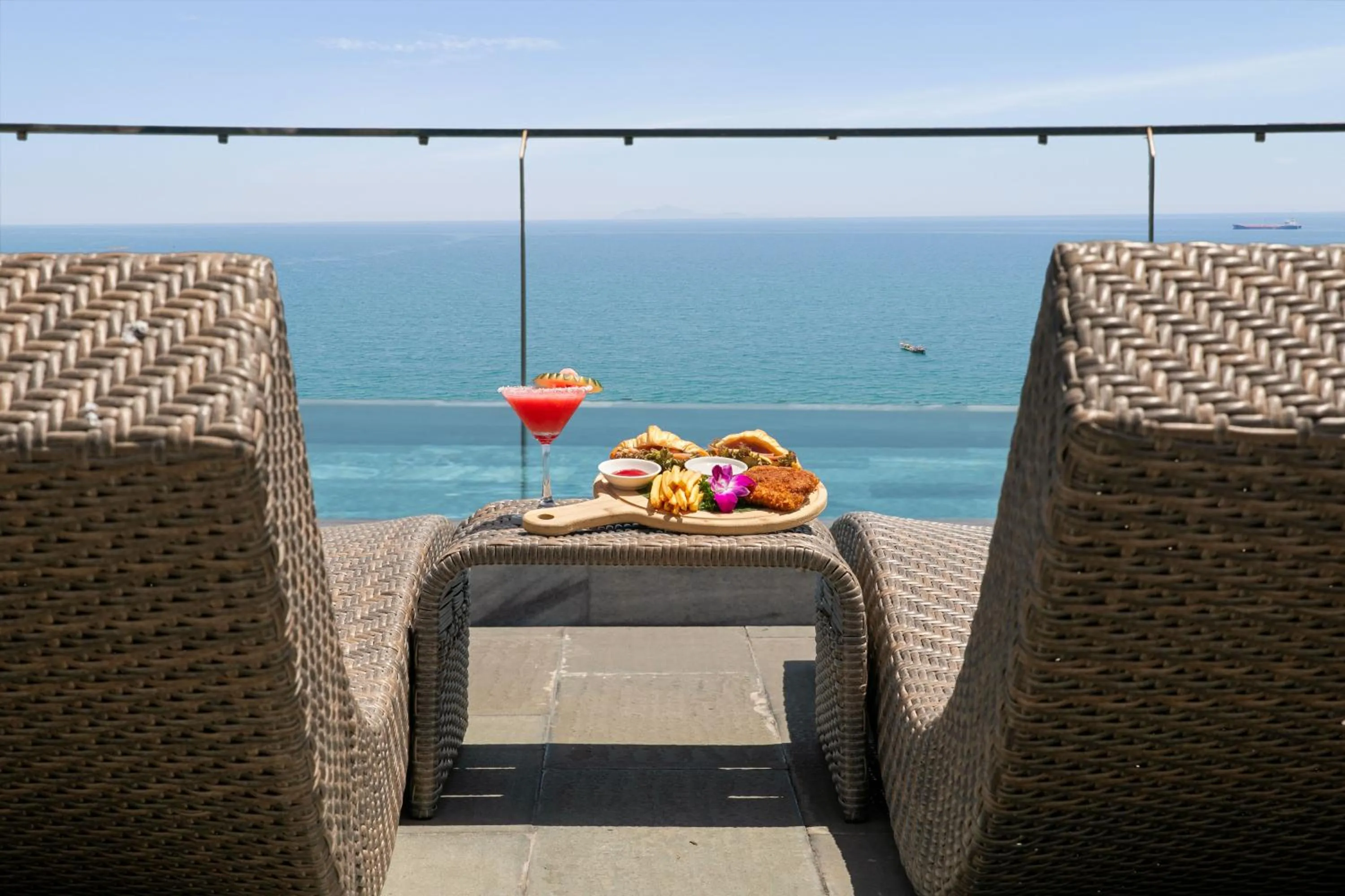 Lounge or bar in Mangata Beachfront Hotel - Rooftop Bar Sea View