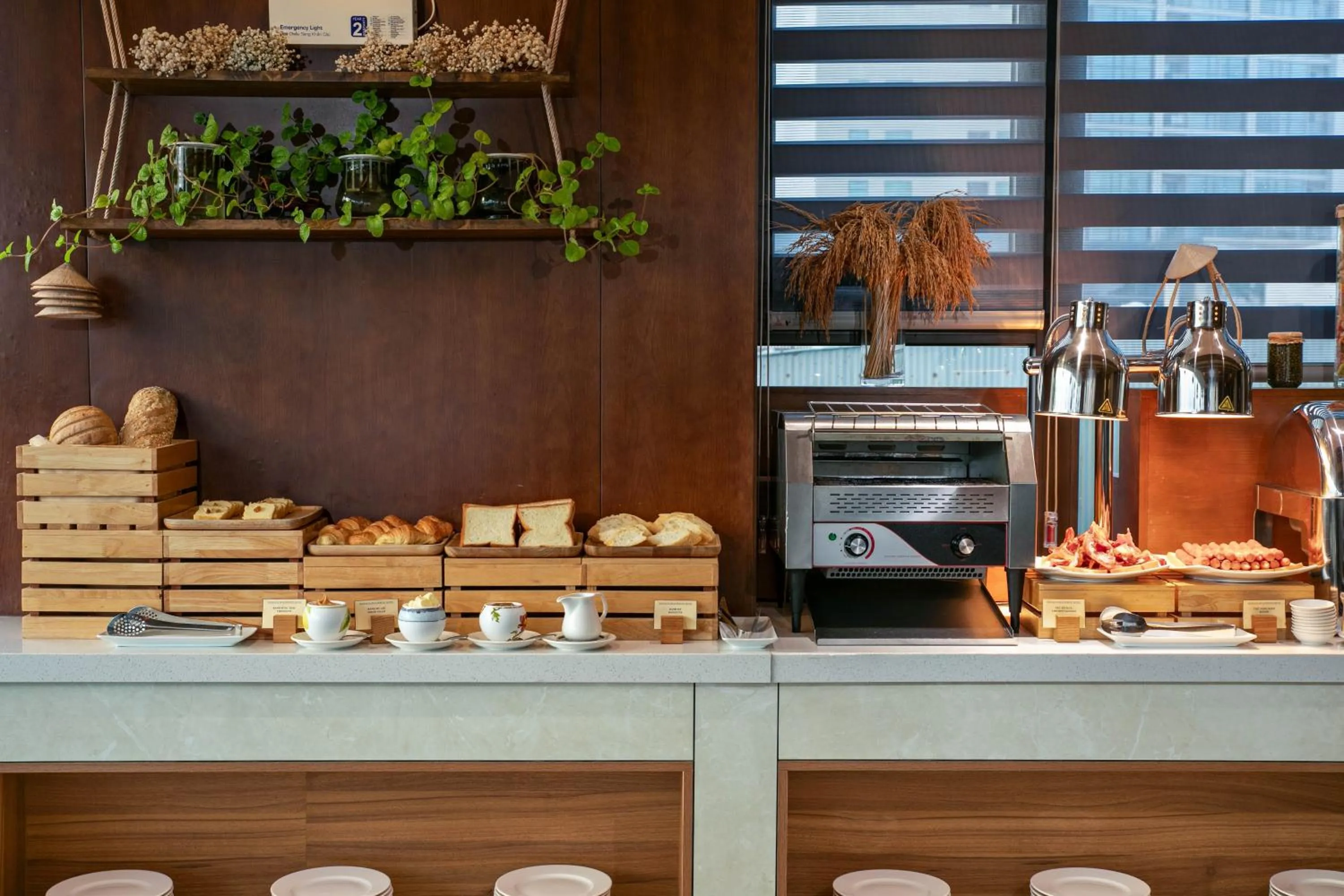 Restaurant/places to eat in Mangata Beachfront Hotel - Rooftop Bar Sea View