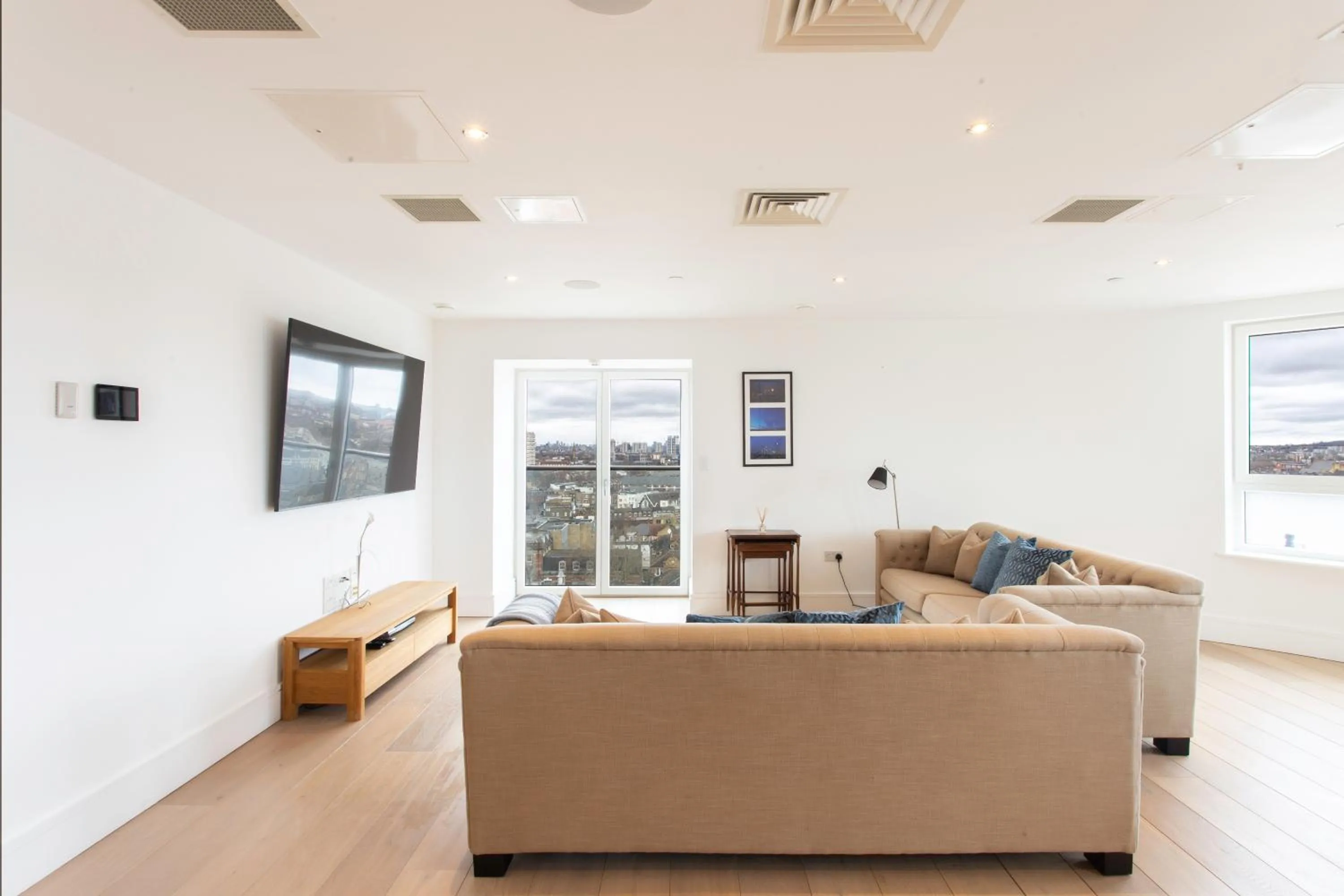 2 Bed 2 Bath Penthouse With Amazing Views with Free Parking