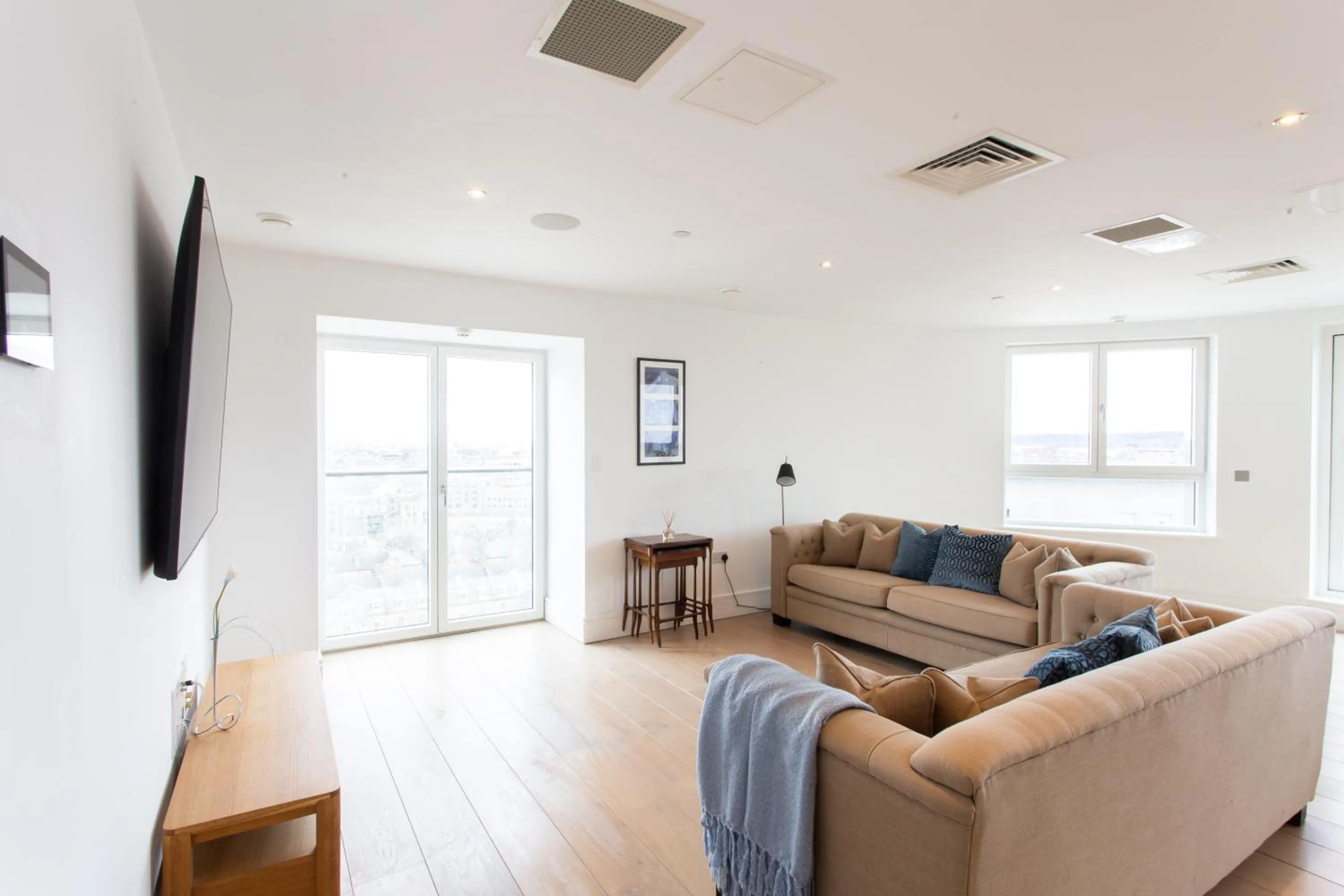 2 Bed 2 Bath Penthouse With Amazing Views with Free Parking