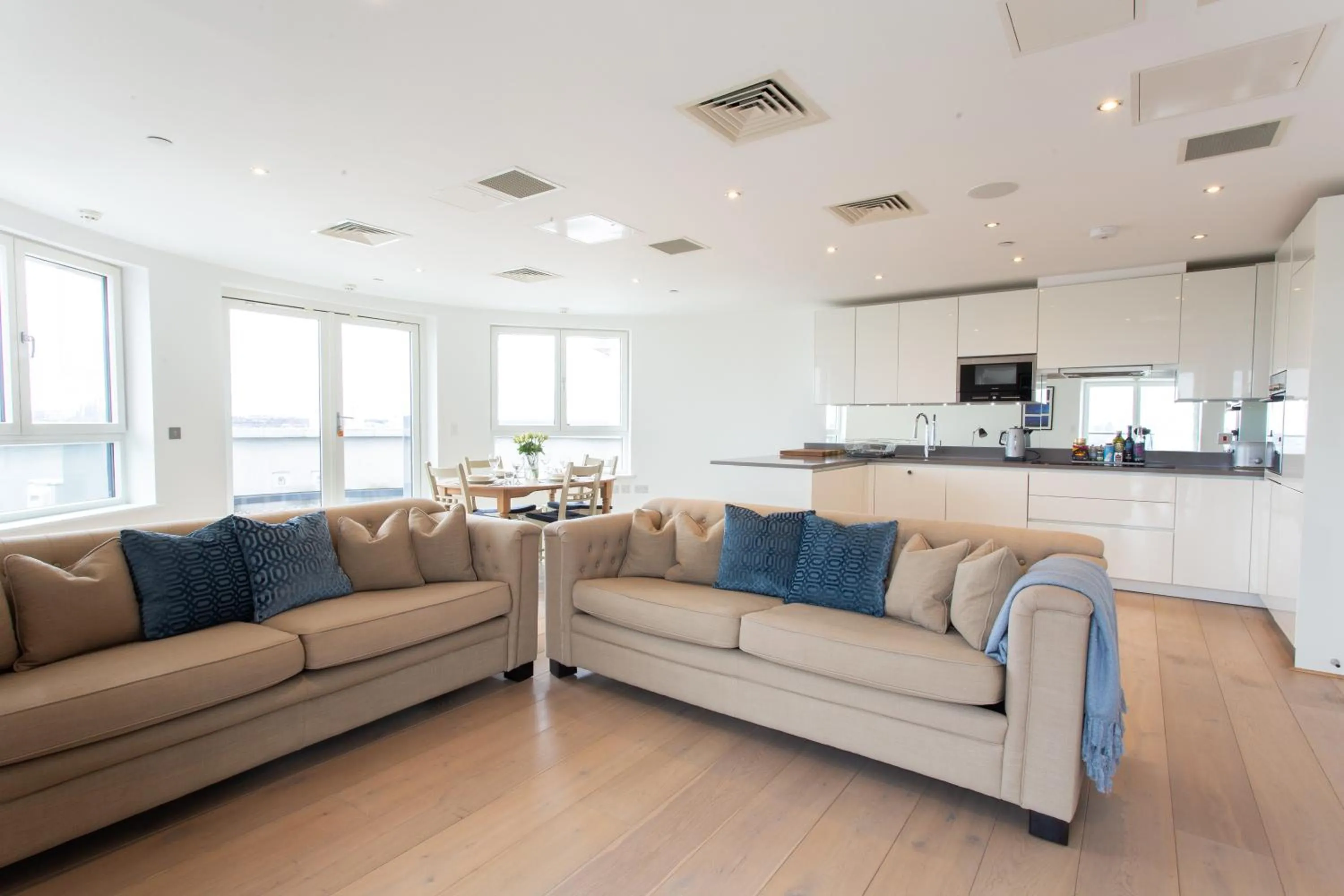 2 Bed 2 Bath Penthouse With Amazing Views with Free Parking