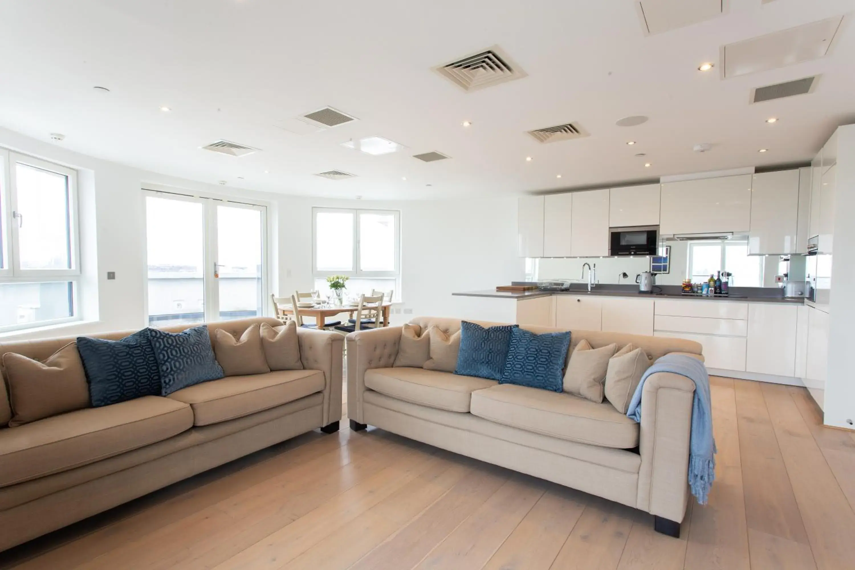 2 Bed 2 Bath Penthouse With Amazing Views with Free Parking 2 Bed 2 Bath Penthouse With Amazing Views with Free Parking