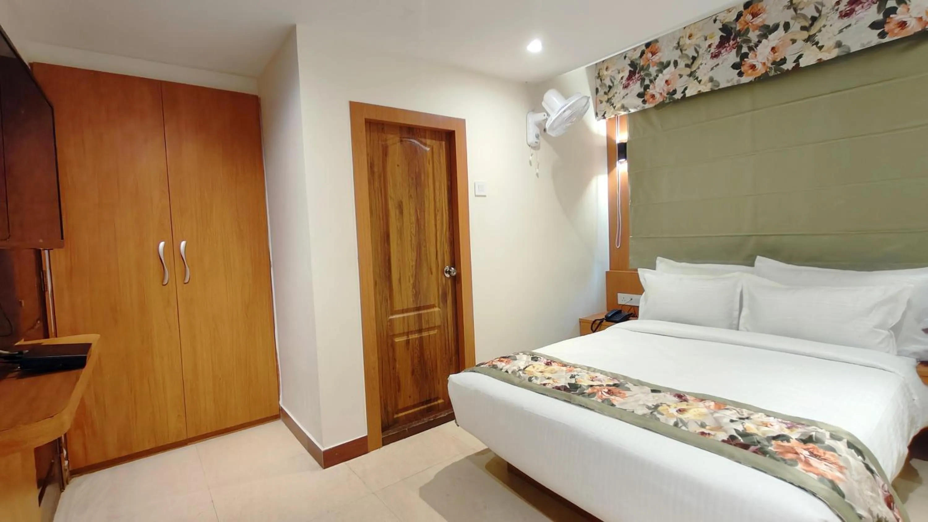 Photo of the whole room, Bed in Mount Polaris Suites & Spa