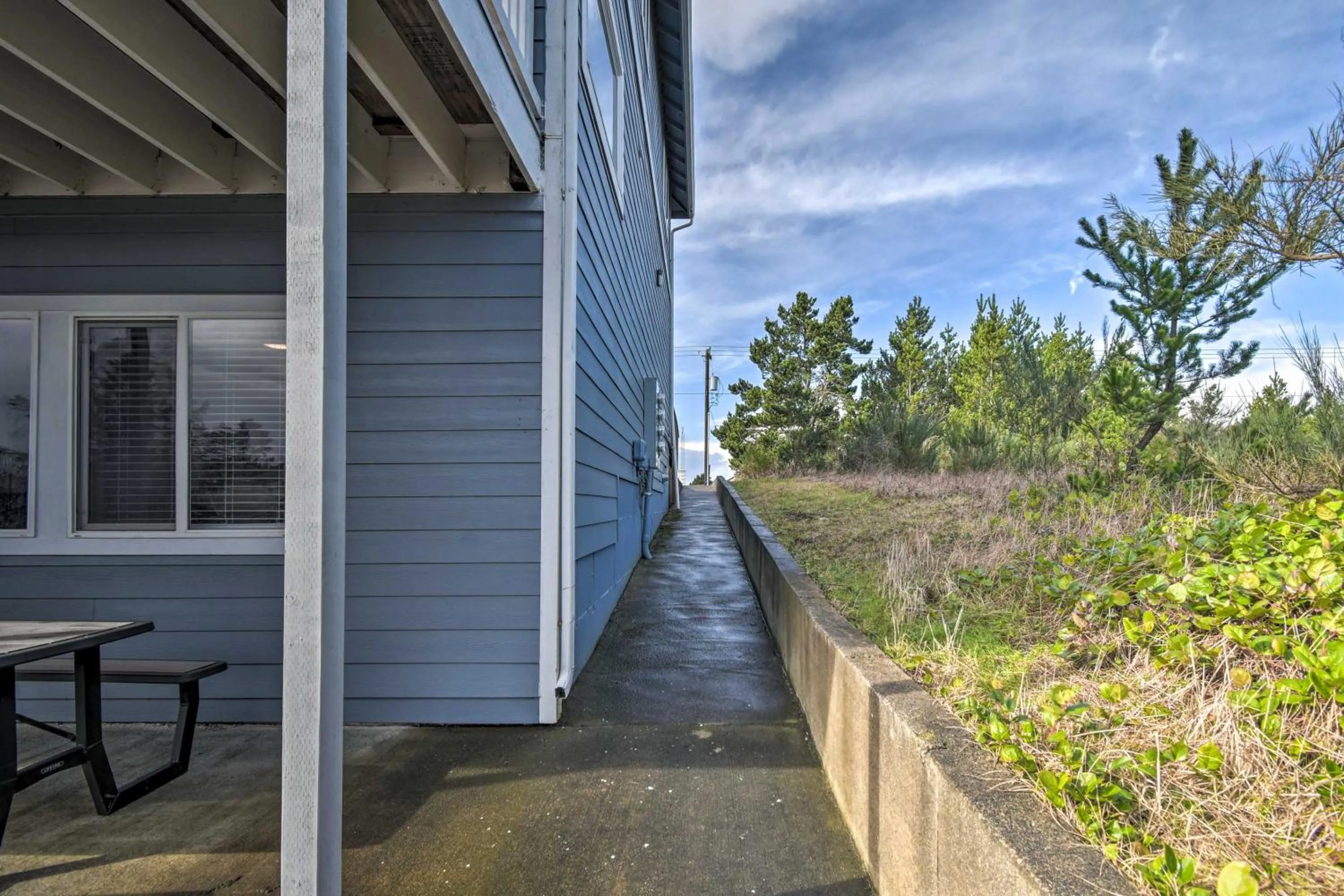 Waterfront Vacation Rental in Ocean Shores