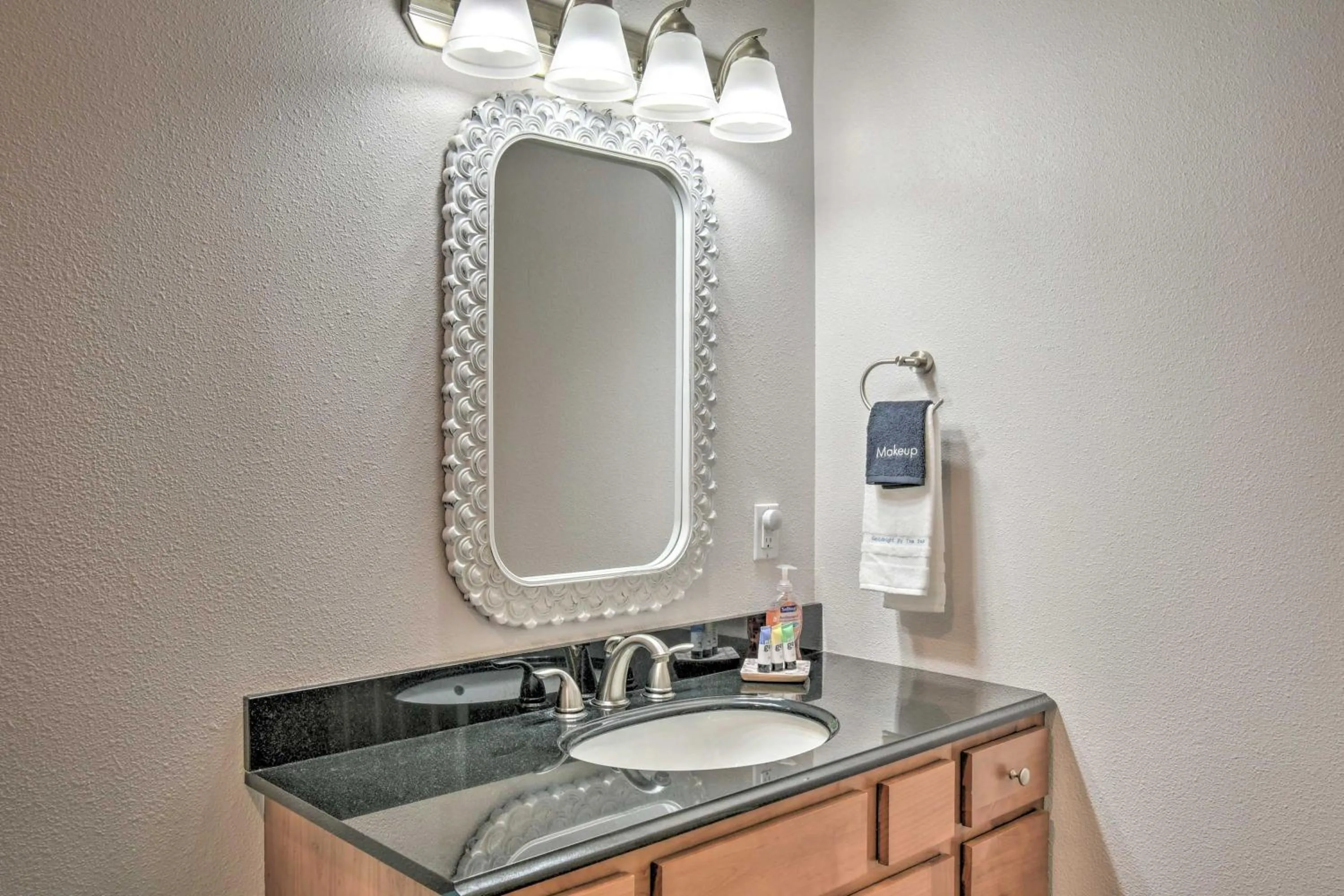 Waterfront Vacation Rental in Ocean Shores