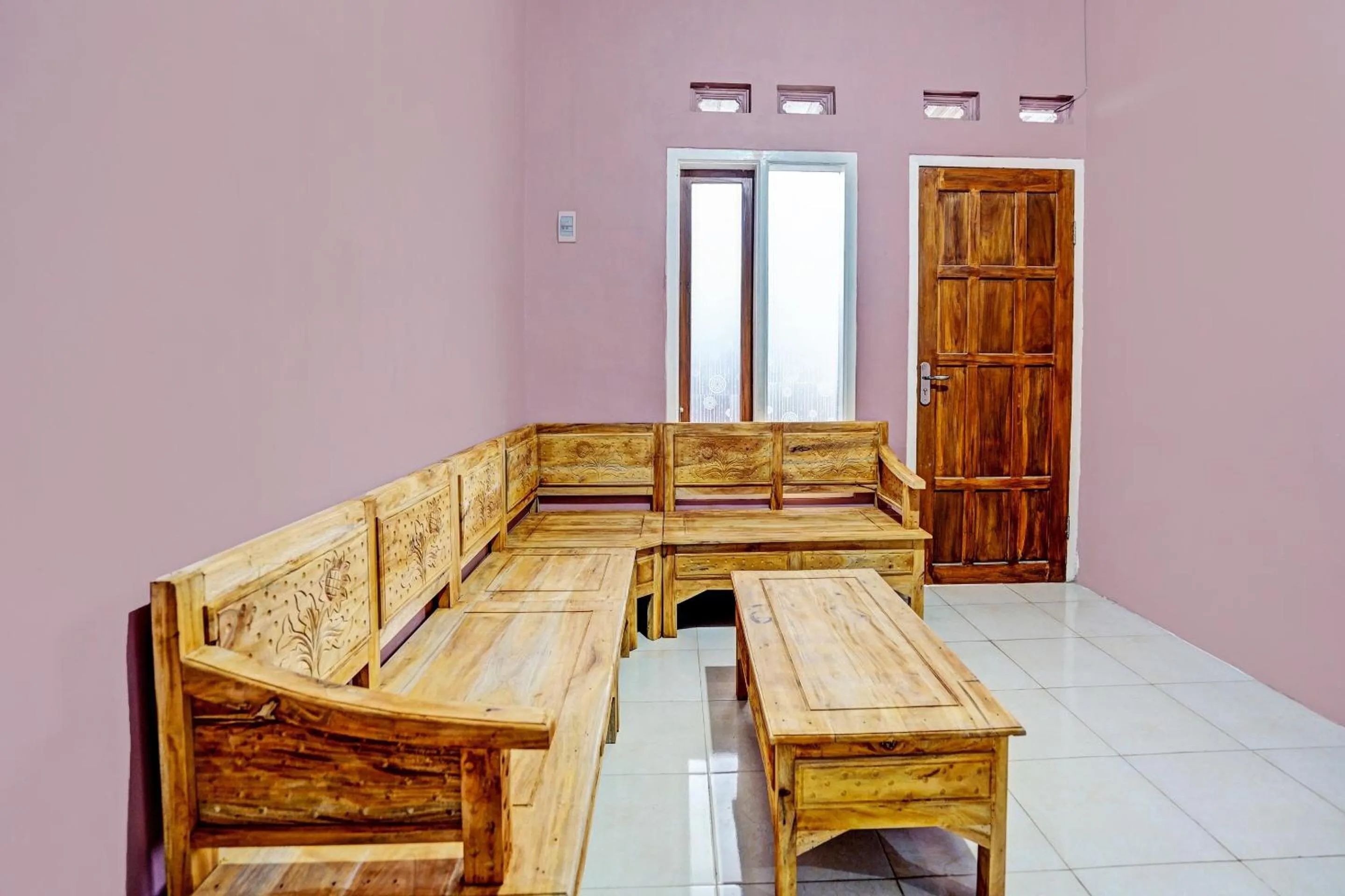 Lobby or reception in Hotel O Sobat Ijen HomestayNearSungai Prengsengan