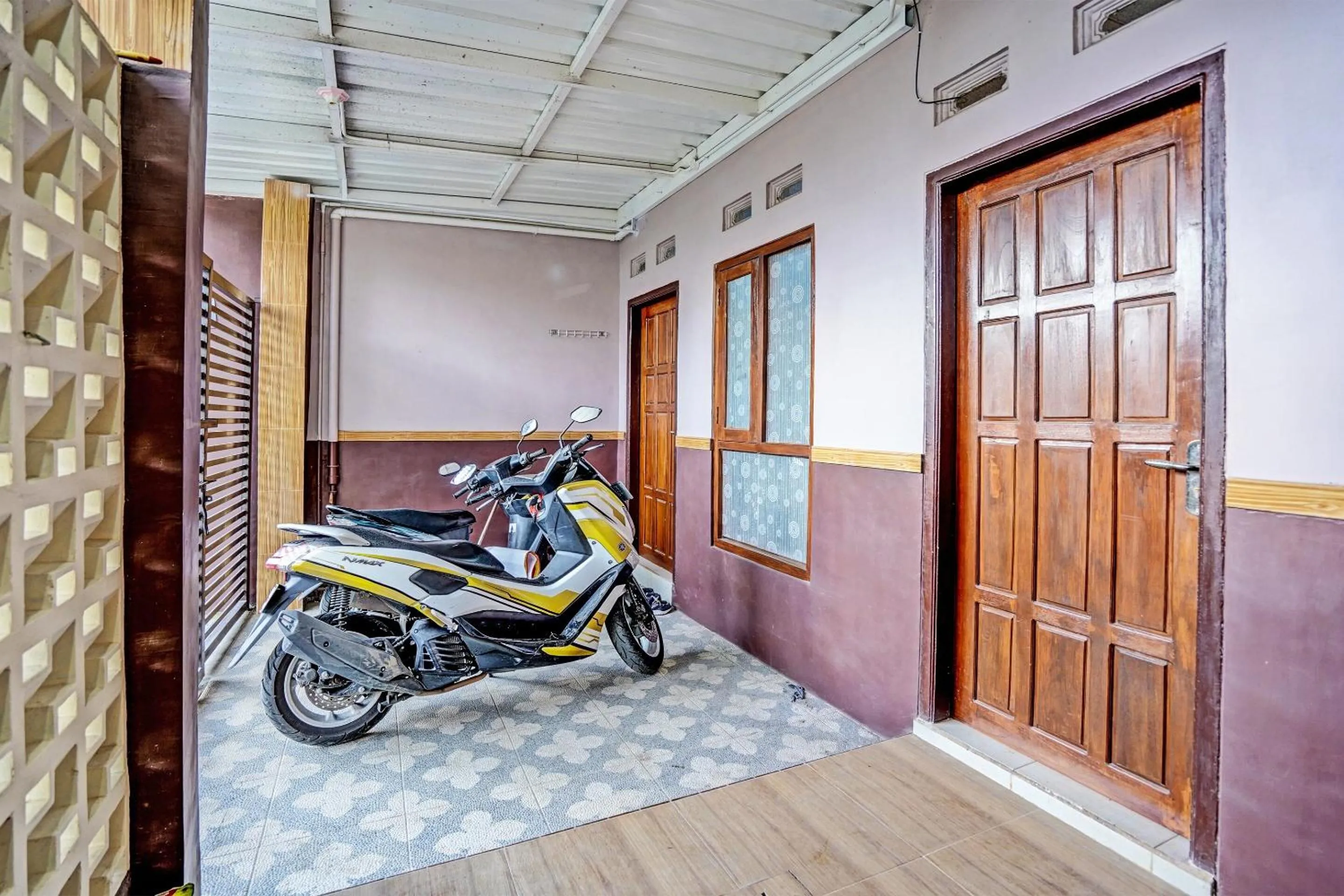Lobby or reception in Hotel O Sobat Ijen HomestayNearSungai Prengsengan