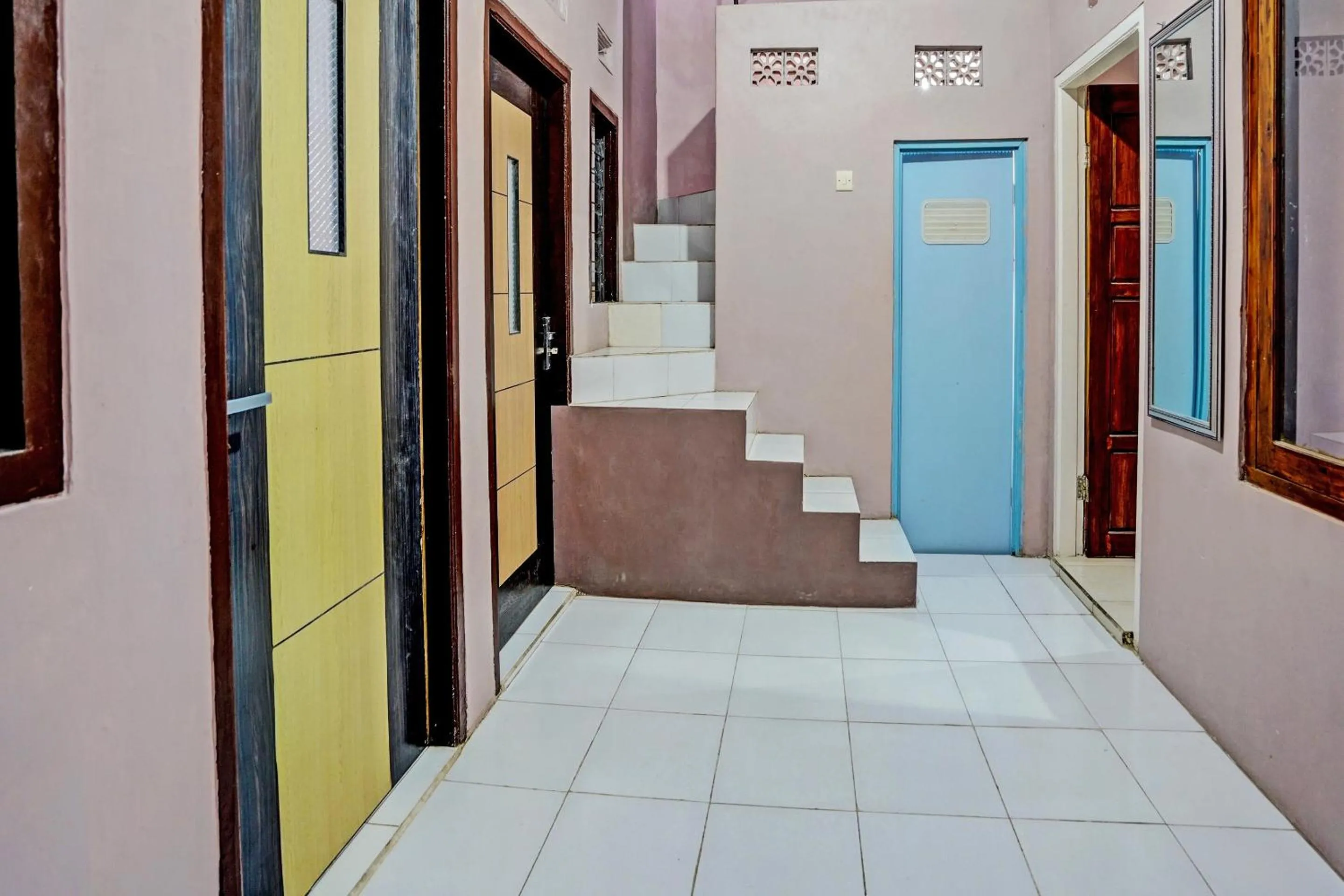 Lobby or reception in Hotel O Sobat Ijen HomestayNearSungai Prengsengan