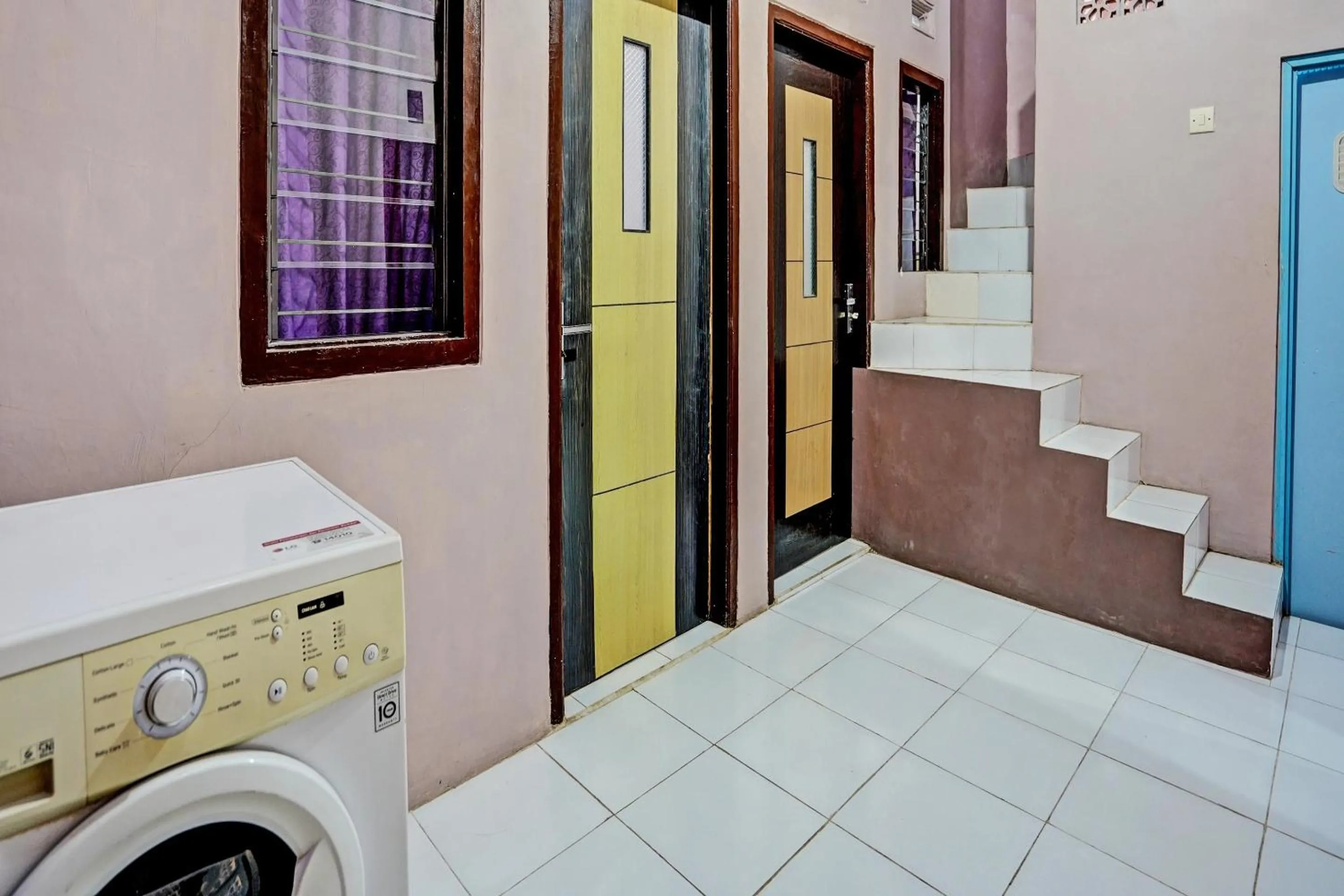 Lobby or reception in Hotel O Sobat Ijen HomestayNearSungai Prengsengan