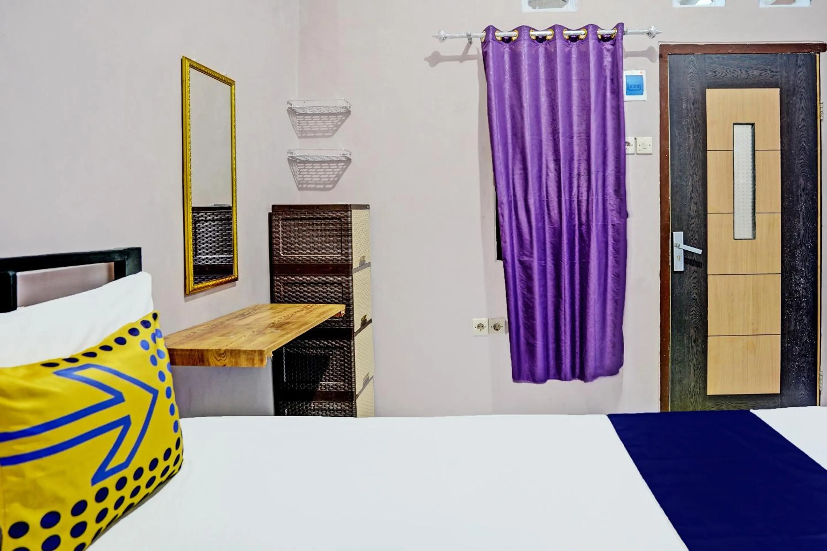 Bedroom, Bed in Hotel O Sobat Ijen HomestayNearSungai Prengsengan